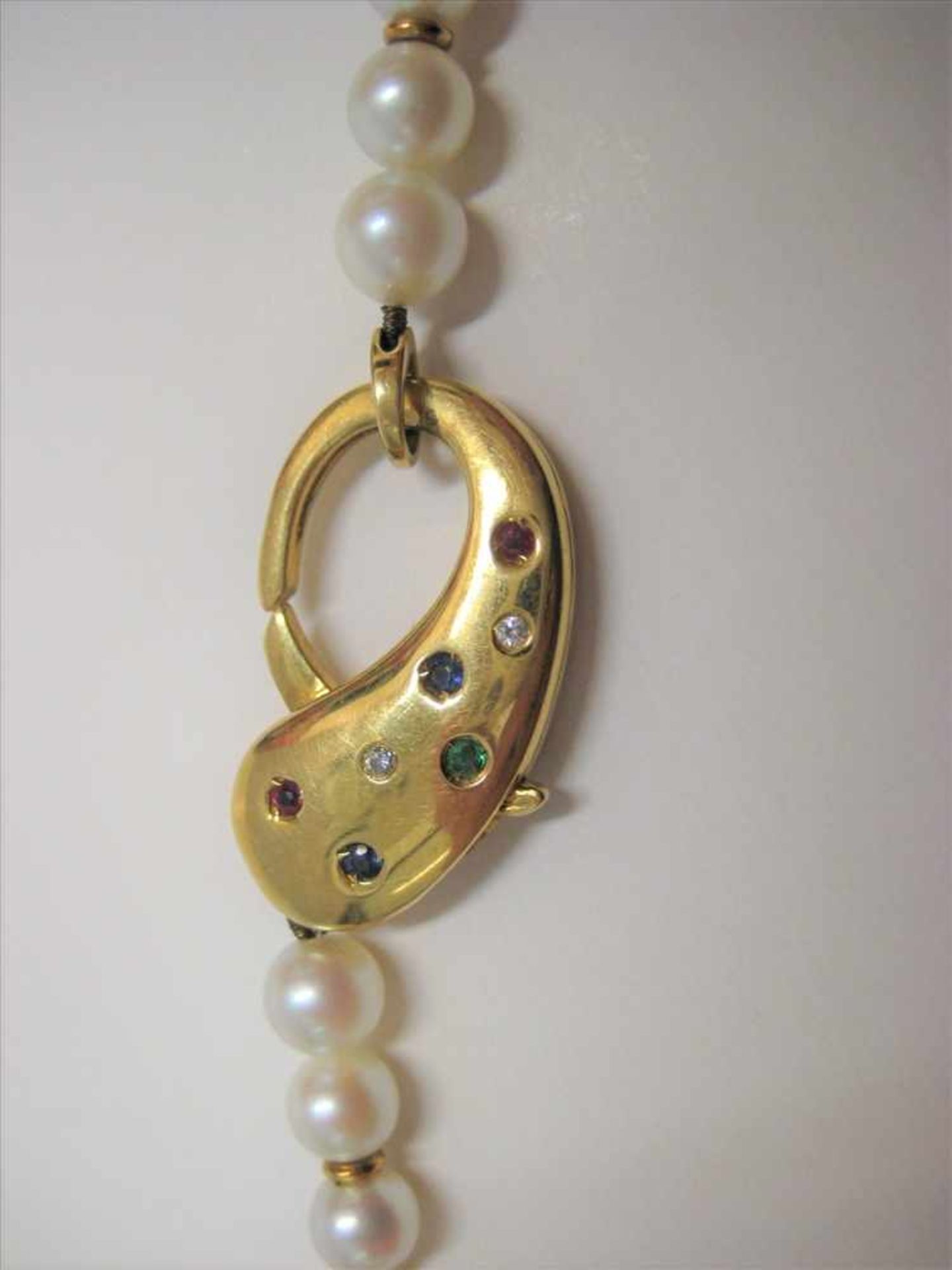 Perlenkette mit Karabiner-Schließe, Diamant-, Saphir-, Smaragd- und Rubinbesatz,mit Diamanten - Image 2 of 2