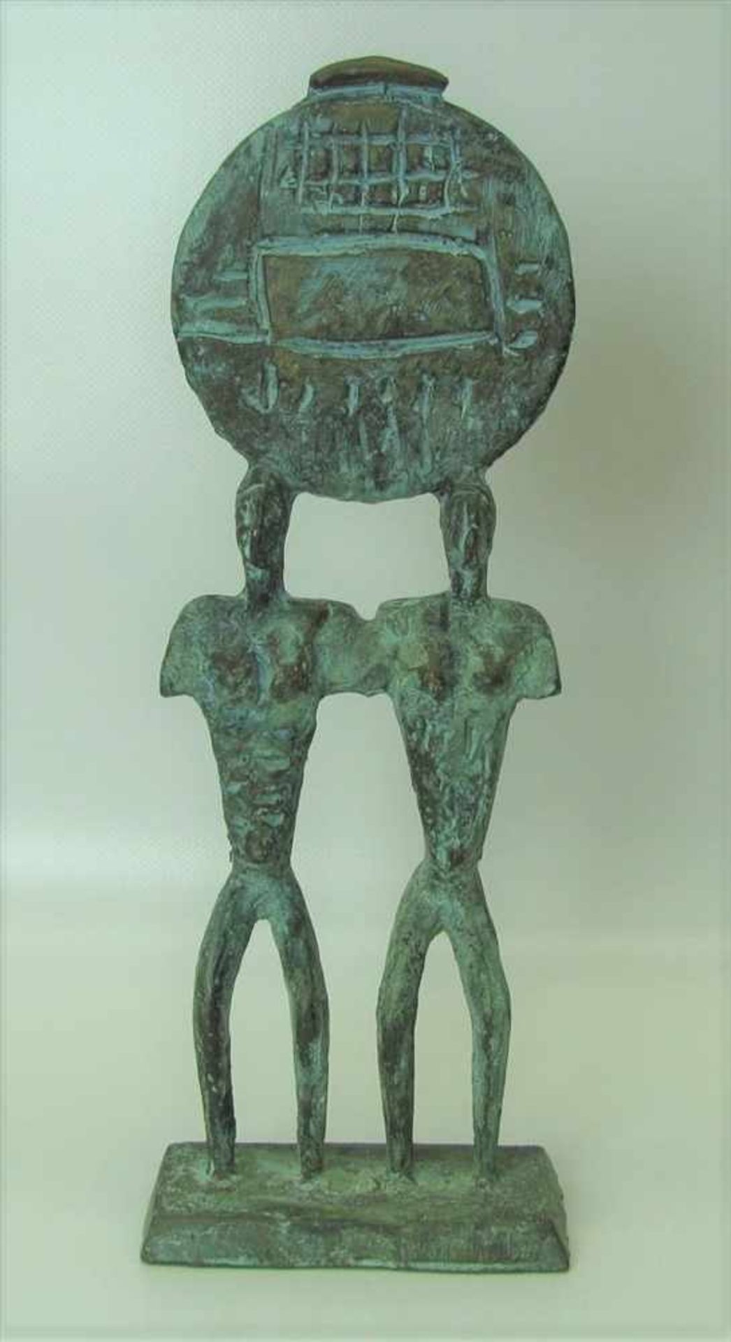 Carillo Nelson, "Zwei Personen mit Kopfscheibe", Bronze patiniert, sign.u.nr. 2, 30 x 11,5 x 5,5