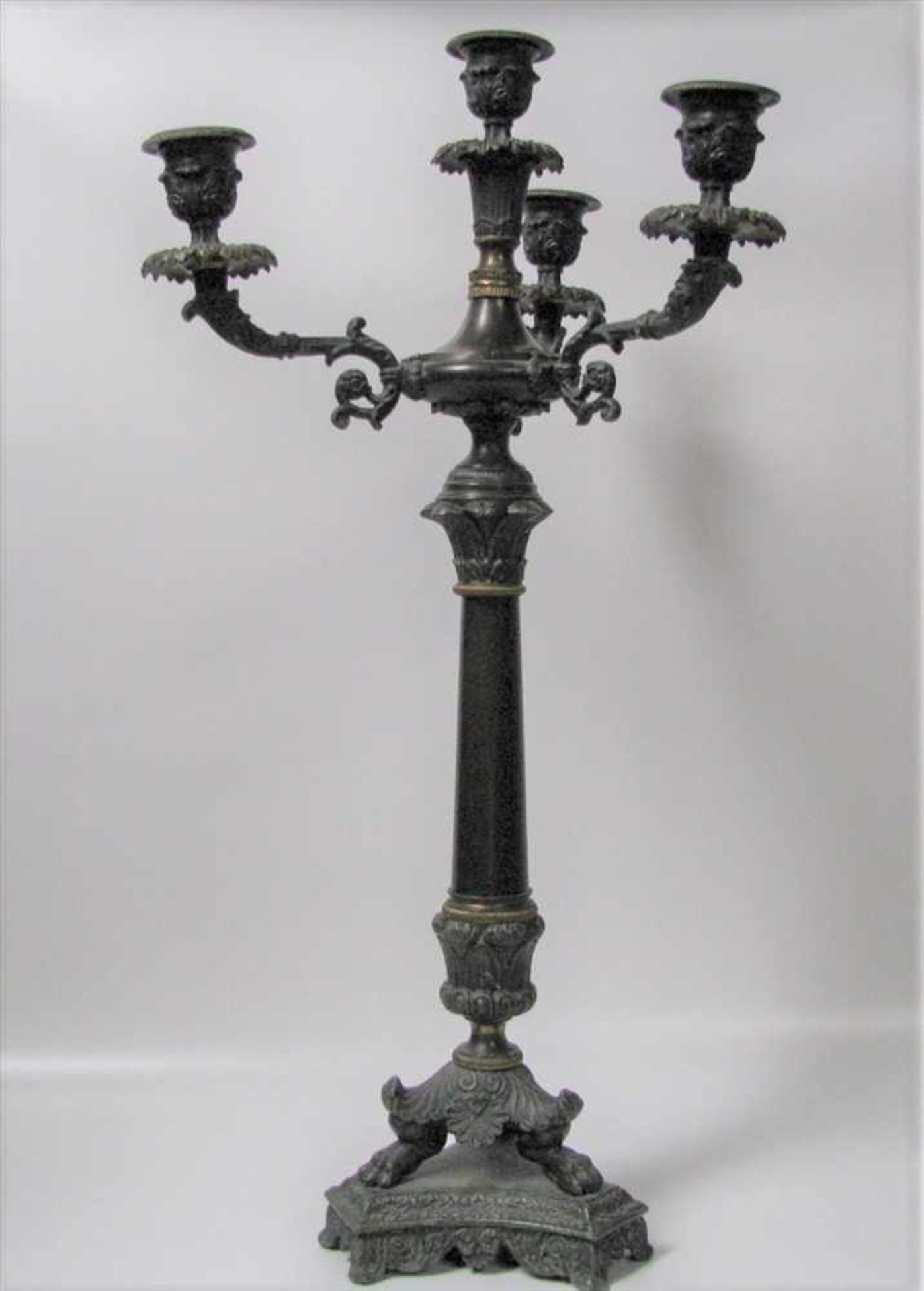 Kerzenleuchter, 19. Jahrhundert, Zinkguss und Messing, 4-flammig, h 58 cm, d 29 cm.