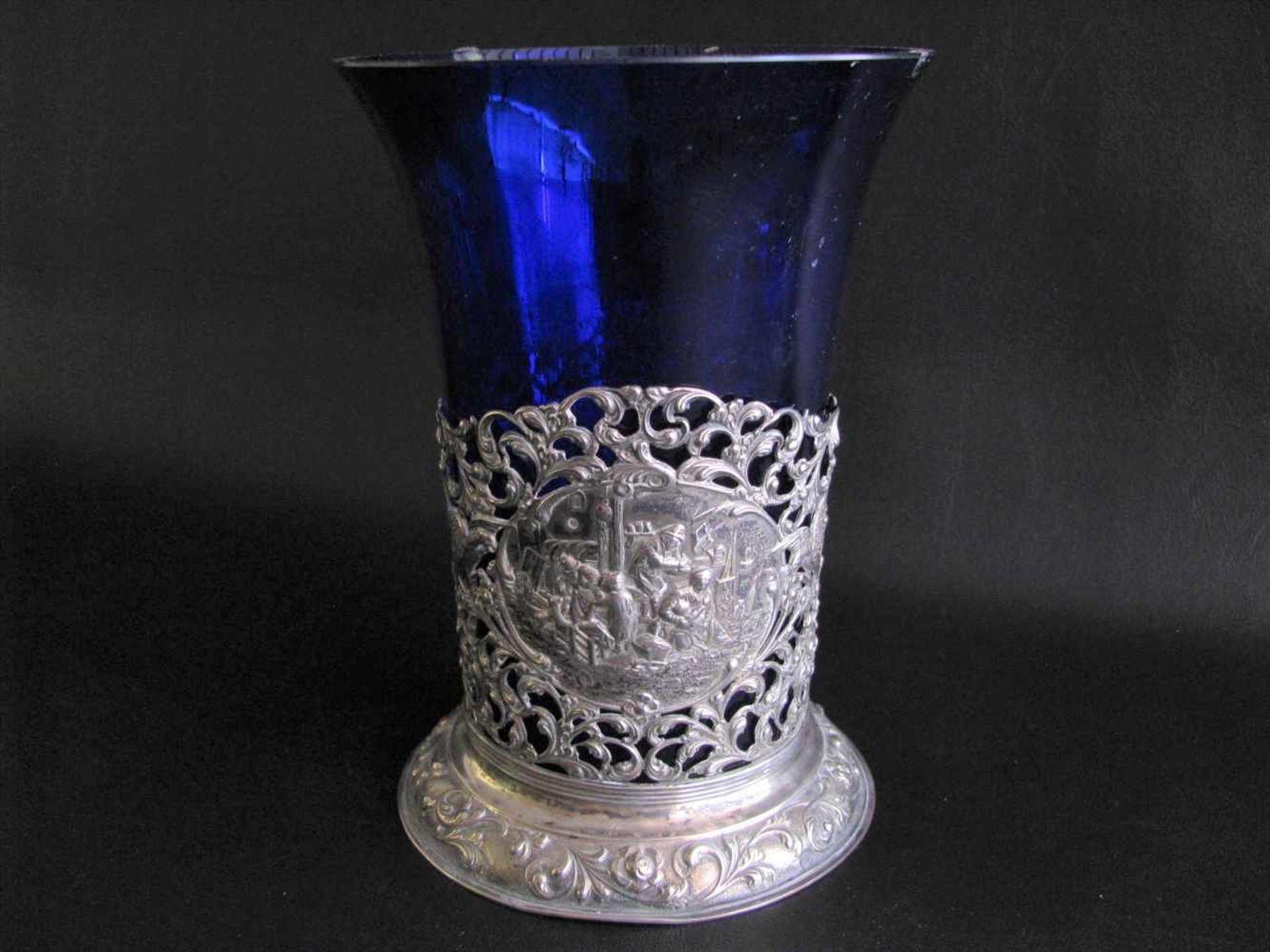 Vase, Blauglaseinsatz in 835er Silbermontur, gepunzt, 183 g (ohne Einsatz), durchbrochen gearbeitet,