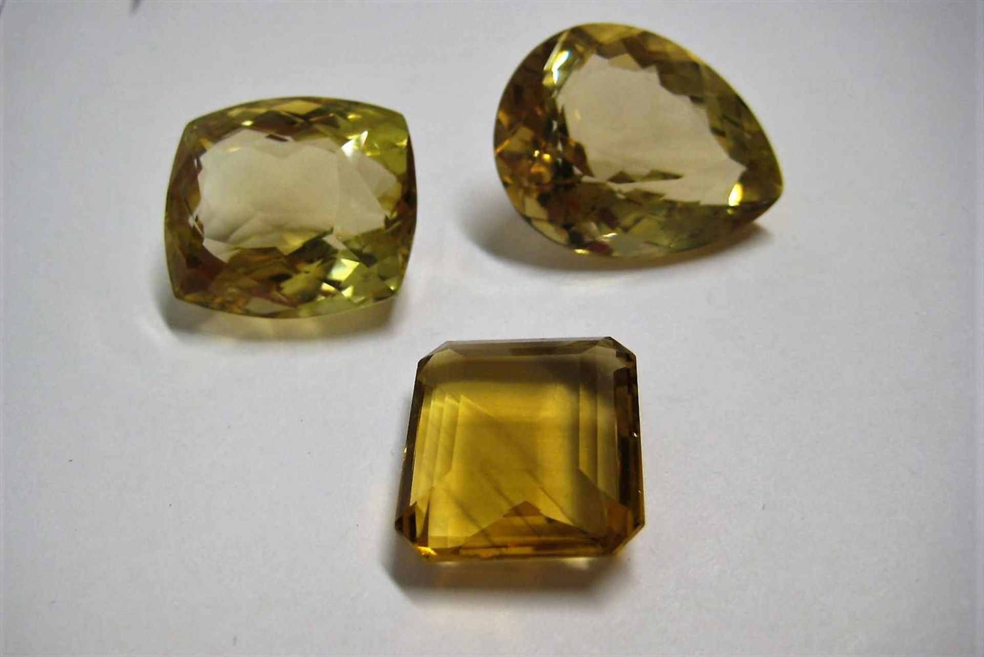 2 geschliffene Citrine und ein Rauchtopas, d 3/3,5/2,5 cm.