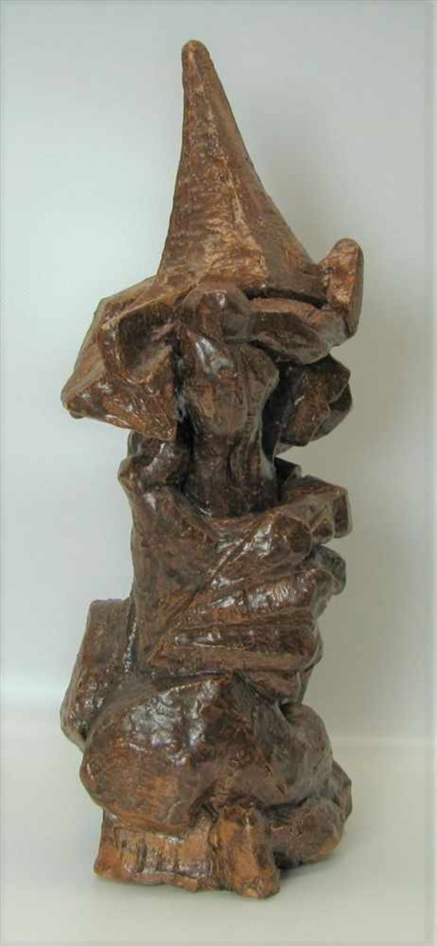 Unbekannt, Knieender, kubistische Tonskulptur, bräunlich glasiert, Fuß rest., 46 x 20 x 17 cm. - Bild 4 aus 4