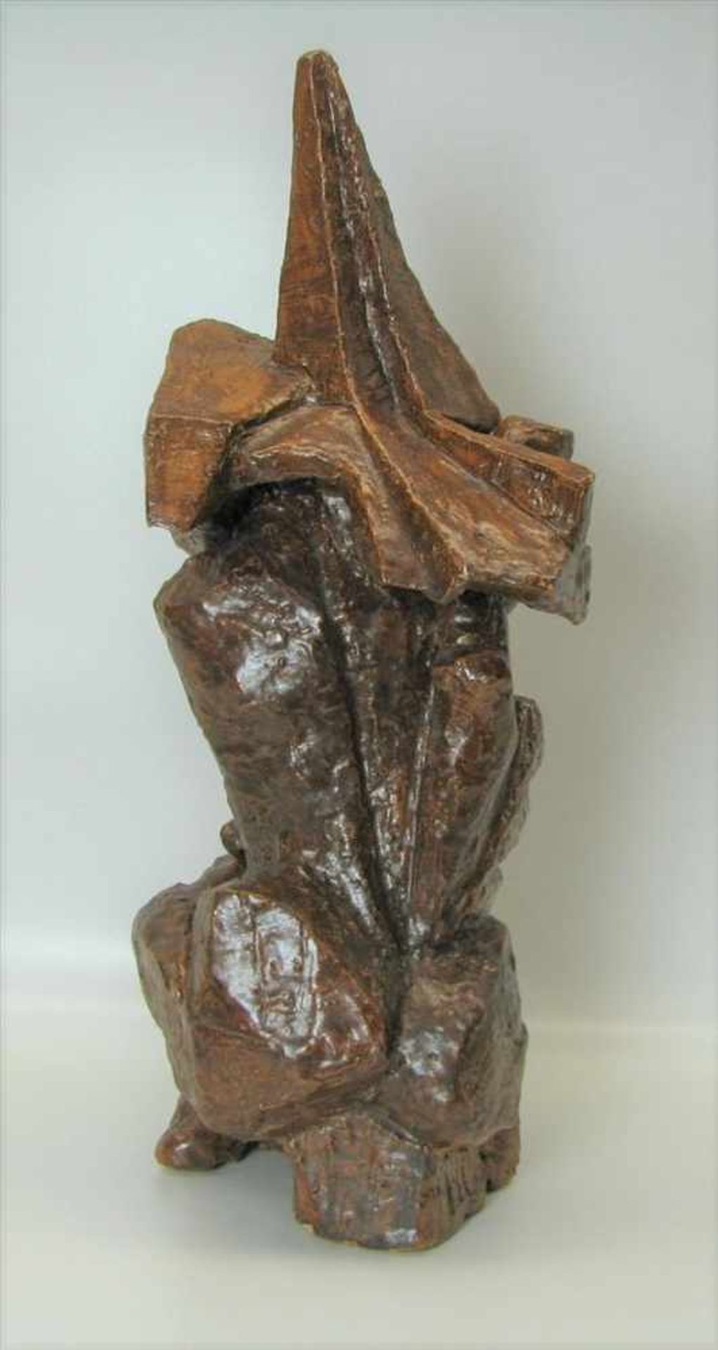 Unbekannt, Knieender, kubistische Tonskulptur, bräunlich glasiert, Fuß rest., 46 x 20 x 17 cm. - Bild 3 aus 4