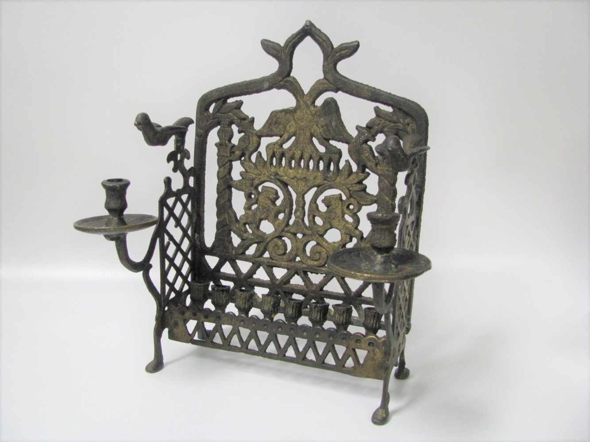 Judaica, Chanukka-Leuchter, wohl um 1900, Messing durchbrochen gerarbeitet, 24 x 22,5 x 13 cm.