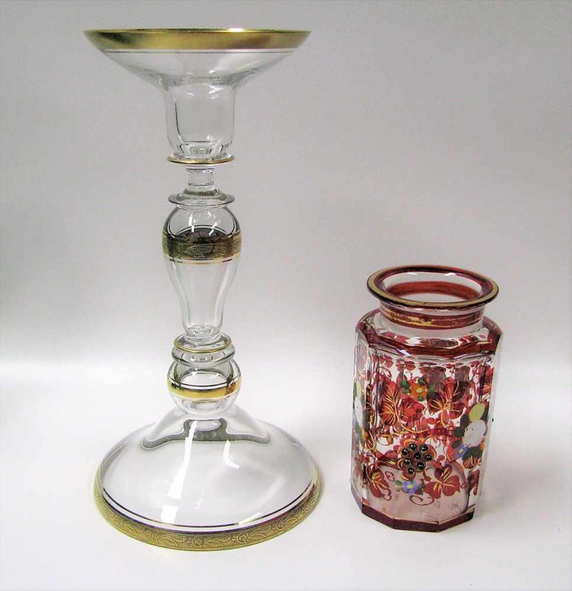 Kerzenleuchter und Vase, farbloses Glas bemalt, h 13/25,5 cm.