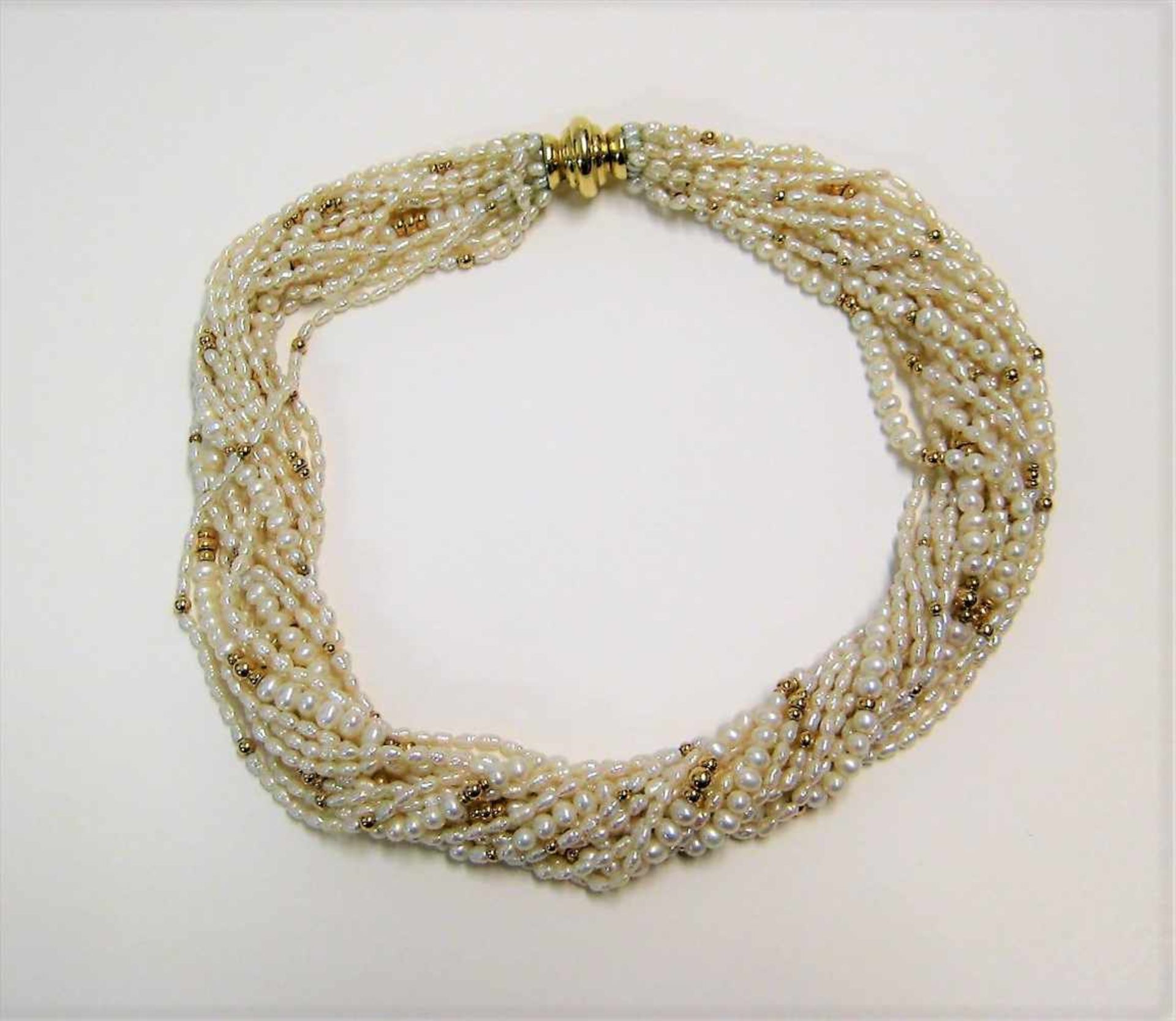 Vielreihige Perlenkette, 16 reihig, 585er Gelbgold-Schließe und -zwischenstücke, Juweliersigné "