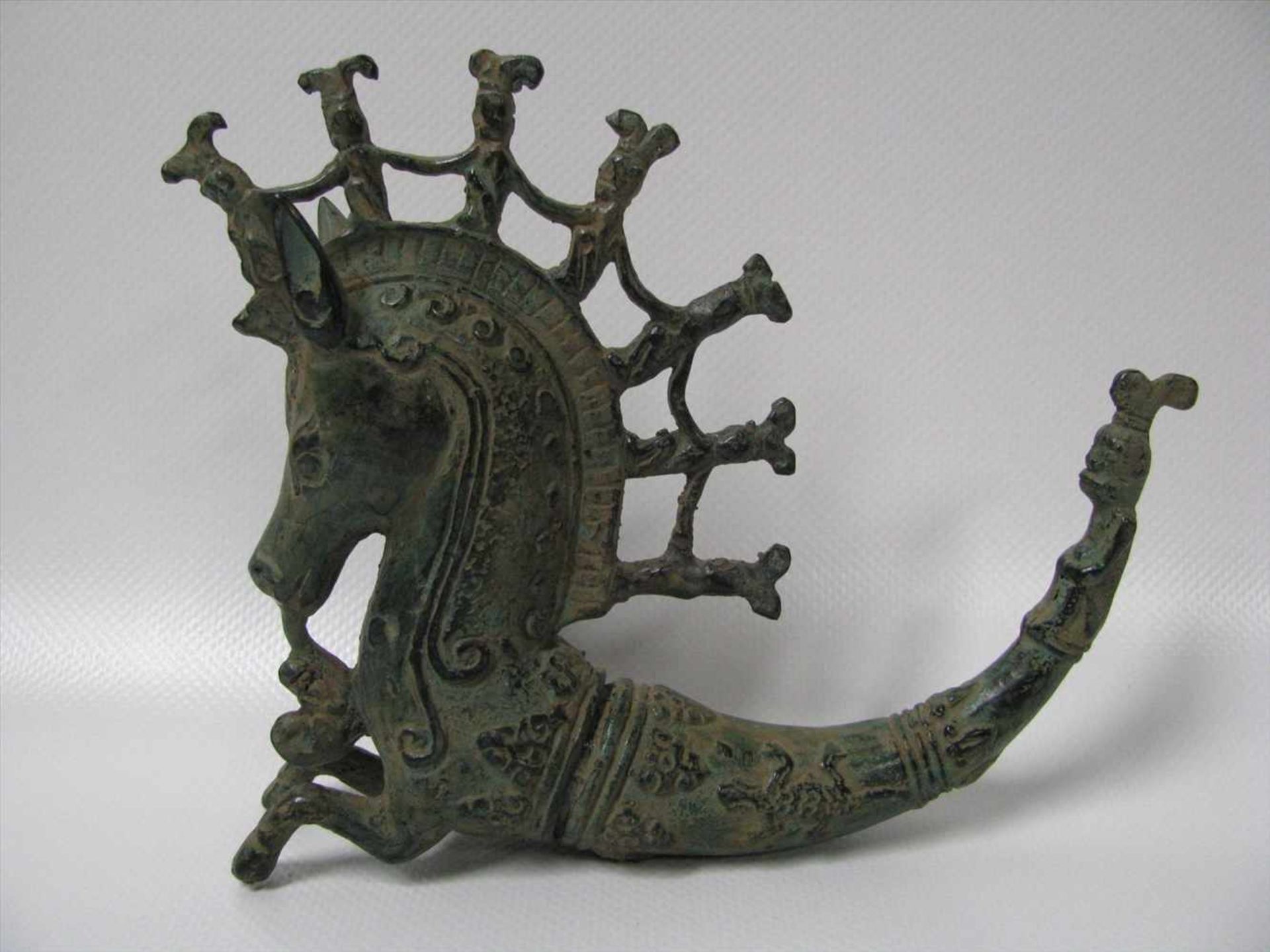 Gefäß in Form eines Pferds, Bronze patiniert, nach antikem Vorbild, 13 x 16 x 3,5 cm.
