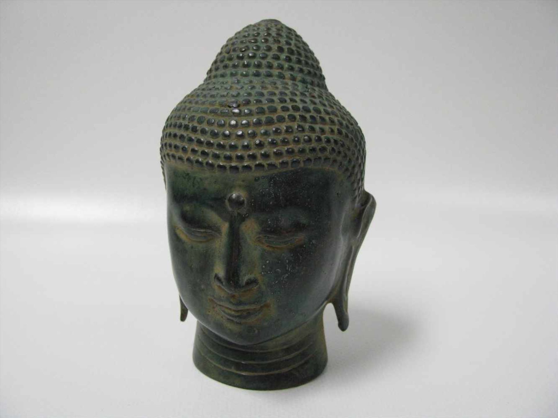 Buddhakopf, Asien, Bronze mit grünlicher Patina, 11,5 x 7 x 8 cm.