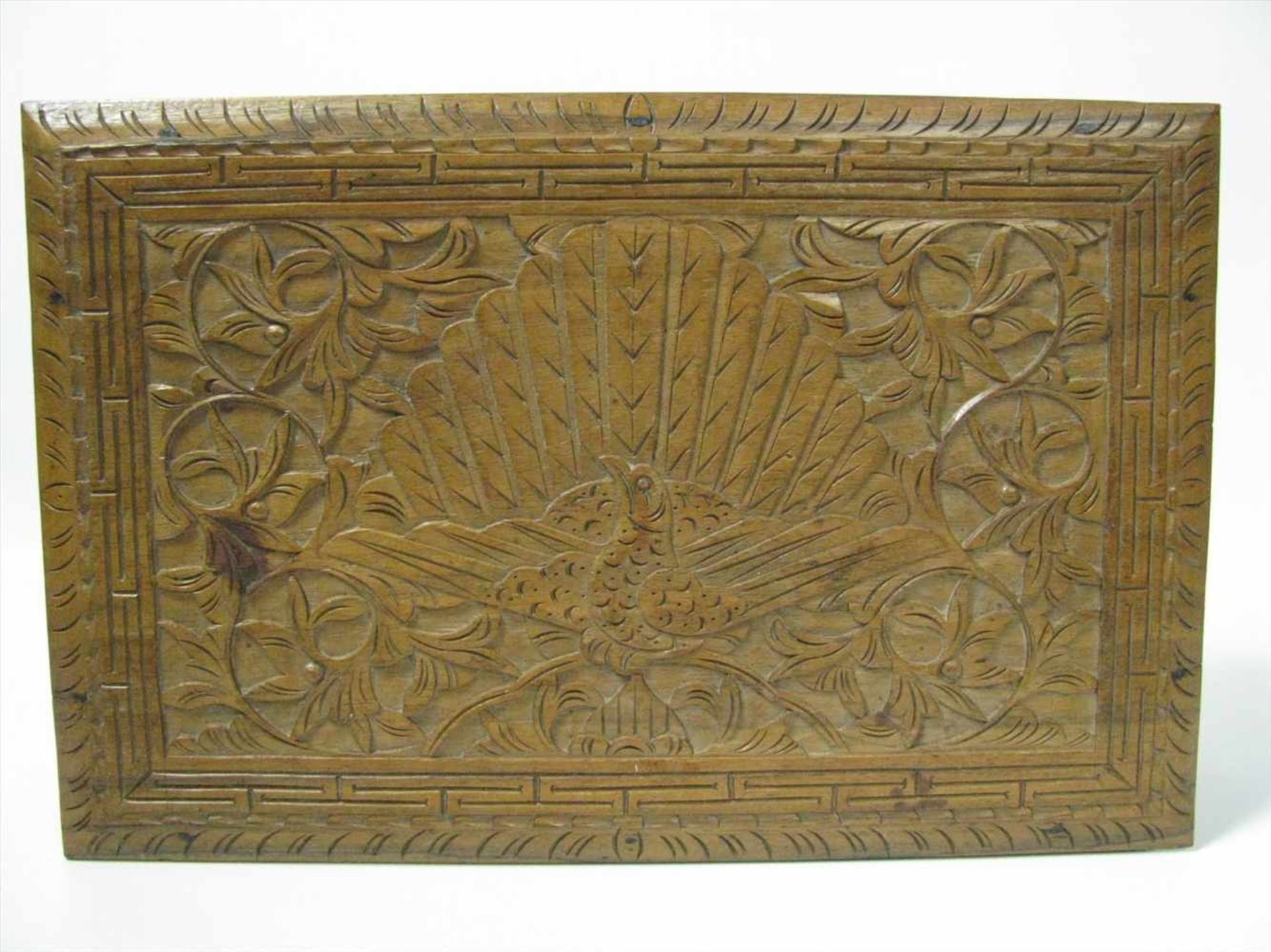 Schatulle, Indonesien, Edelholz fein beschnitzt, Scharniere min. ausgebrochen, 11 x 31,5 x 20 cm. - Bild 2 aus 2