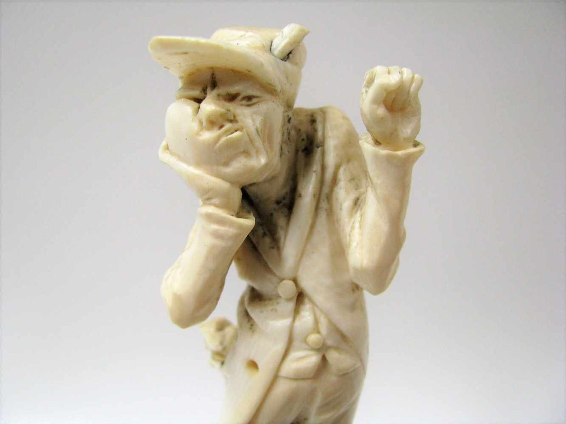 Humoristische Figur, "Der Zahnschmerz", um 1900, Elfenbein beschnitzt, Holzsockel, h 10 cm, d 3 cm. - Bild 2 aus 3