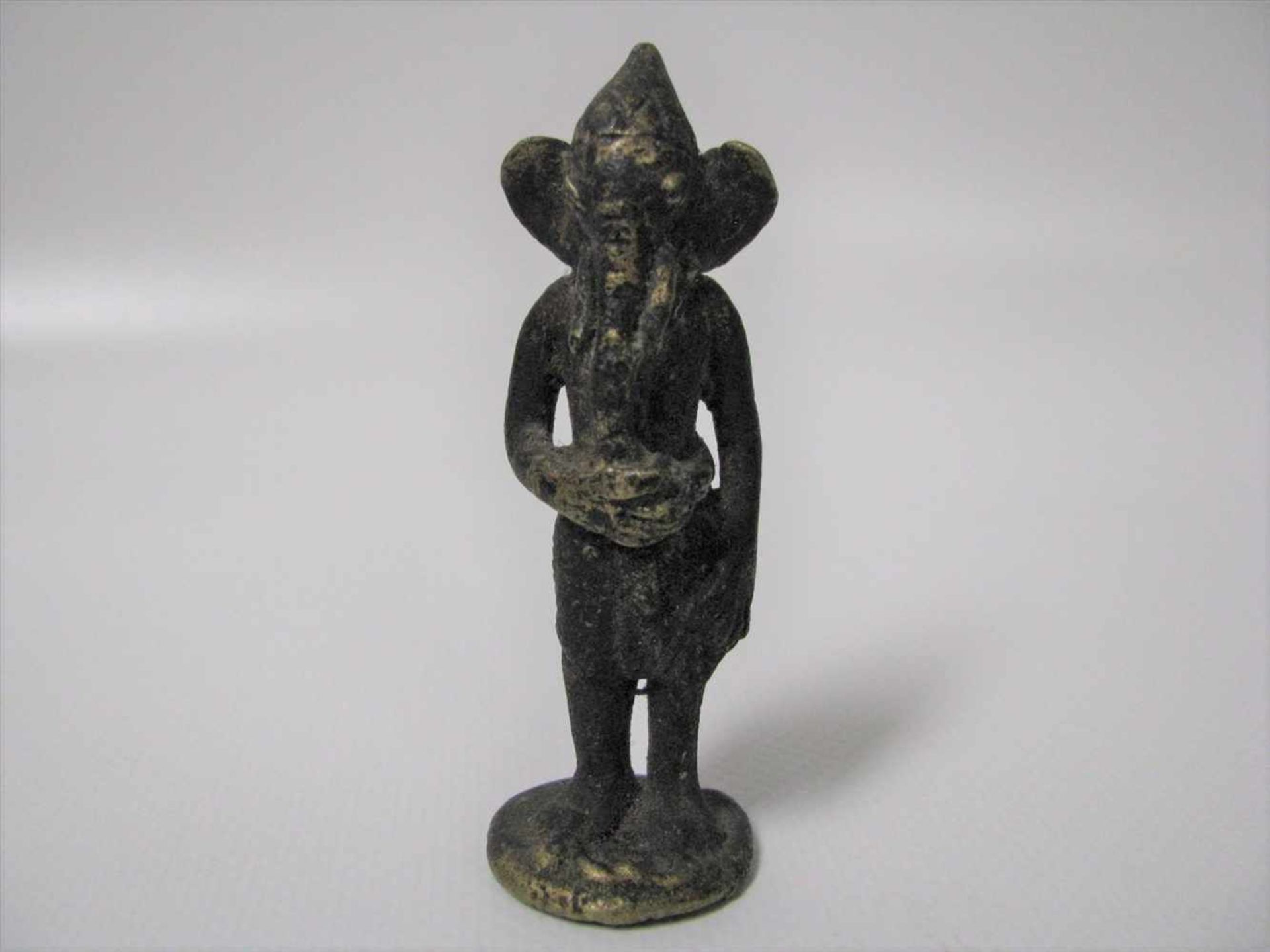 Stehender Ganesha, Tibet/Nepal, um 1900, Bronze, h 8 cm, d 3 cm.