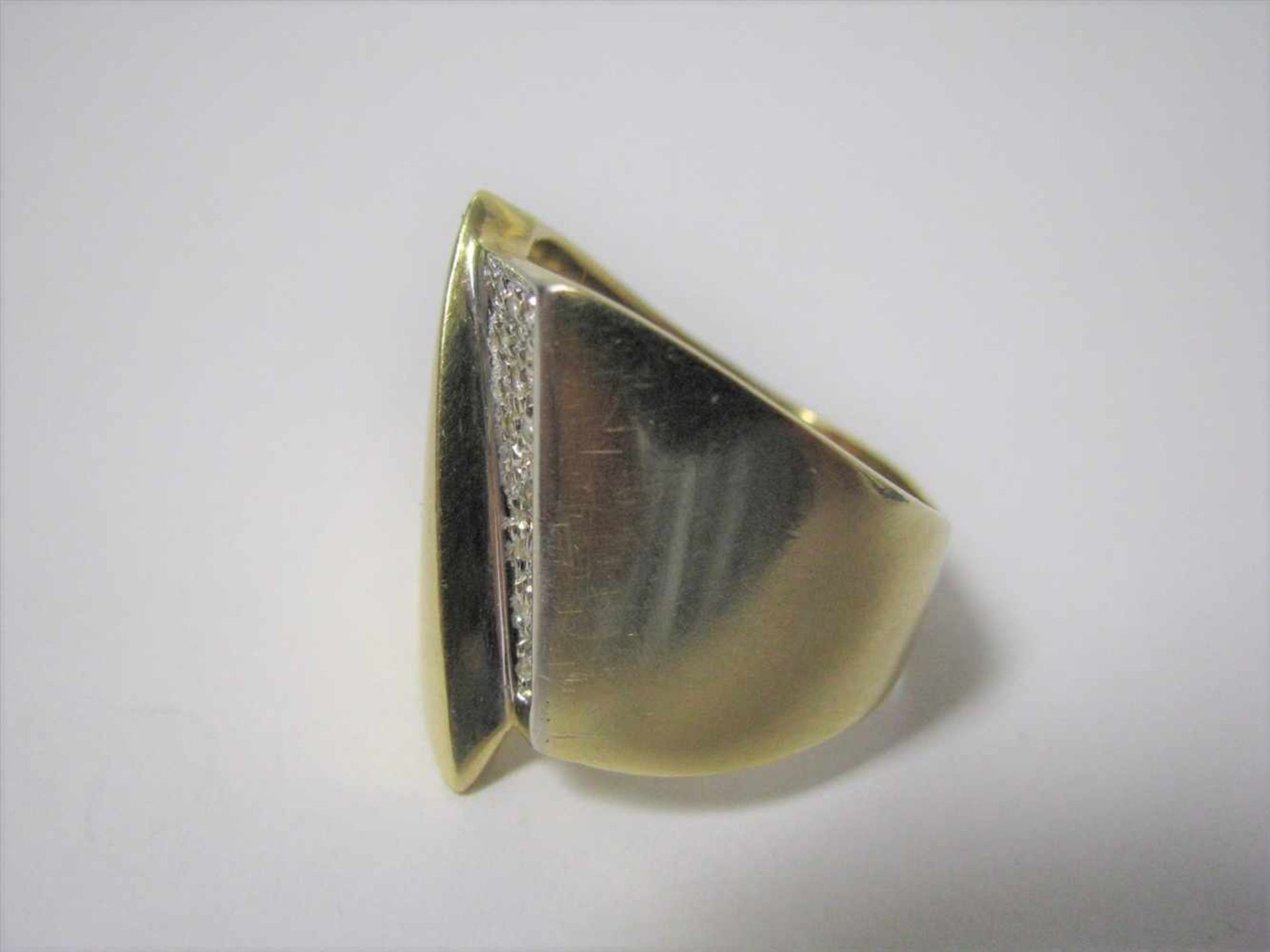 Designer-Ring, 1970/80er Jahre, 13 Brillanten, zus.ca. 0,15 ct, 750er Gelbgold, gepunzt, 9,5 g, - Bild 2 aus 2