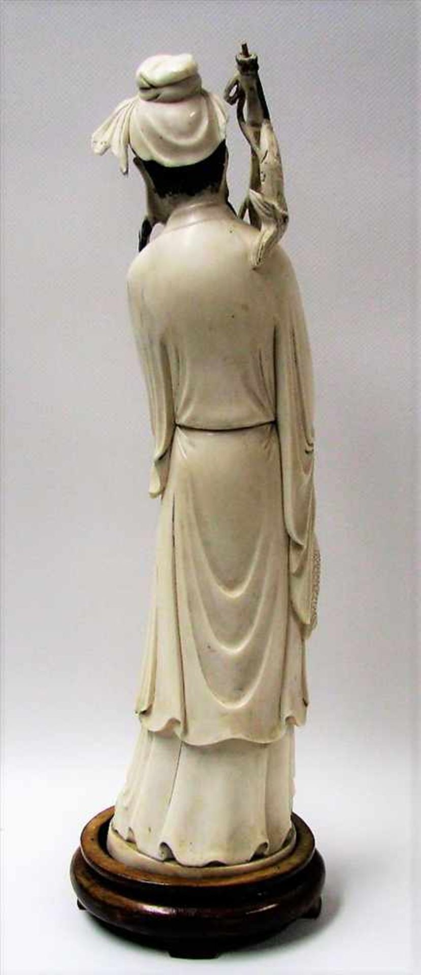 Stehender Fischer, China, um 1900, Elfenbein beschnitzt, teils geschwärzt, h 35 cm, d 9 cm. - Image 2 of 5