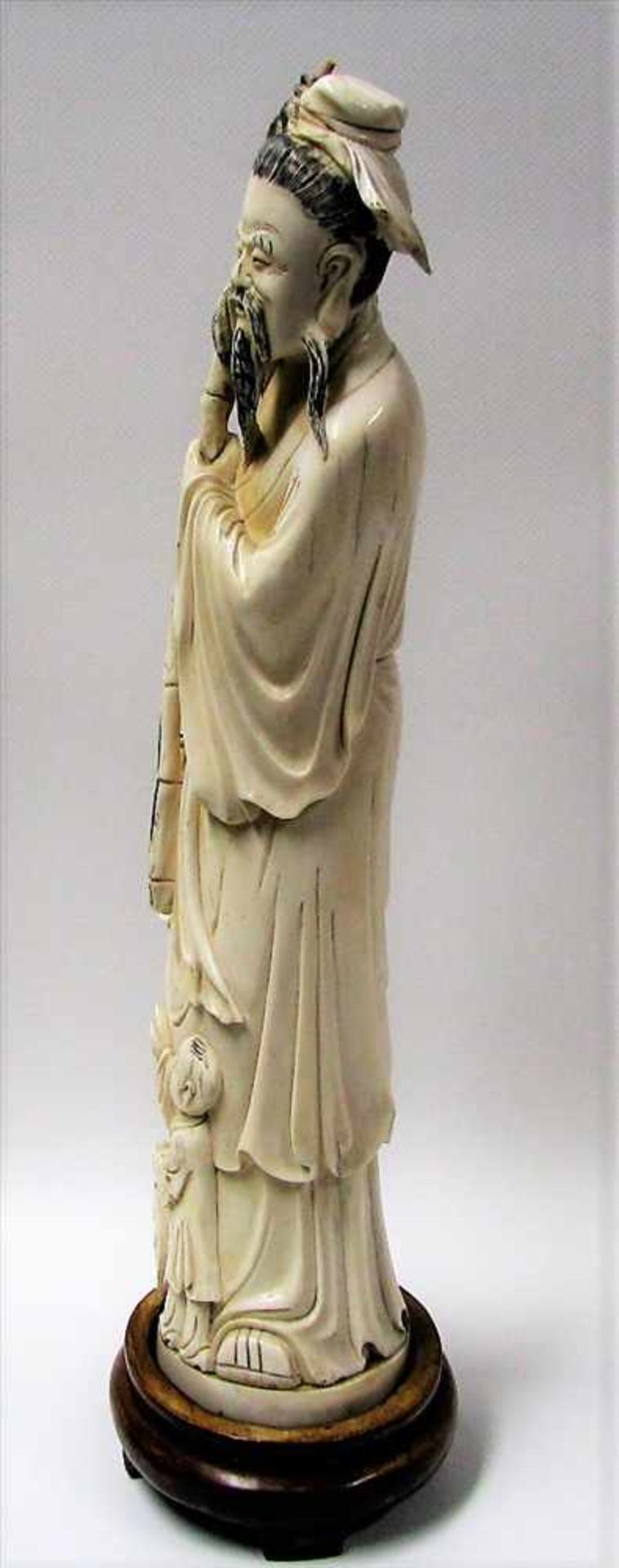 Stehender Fischer, China, um 1900, Elfenbein beschnitzt, teils geschwärzt, h 35 cm, d 9 cm. - Image 5 of 5