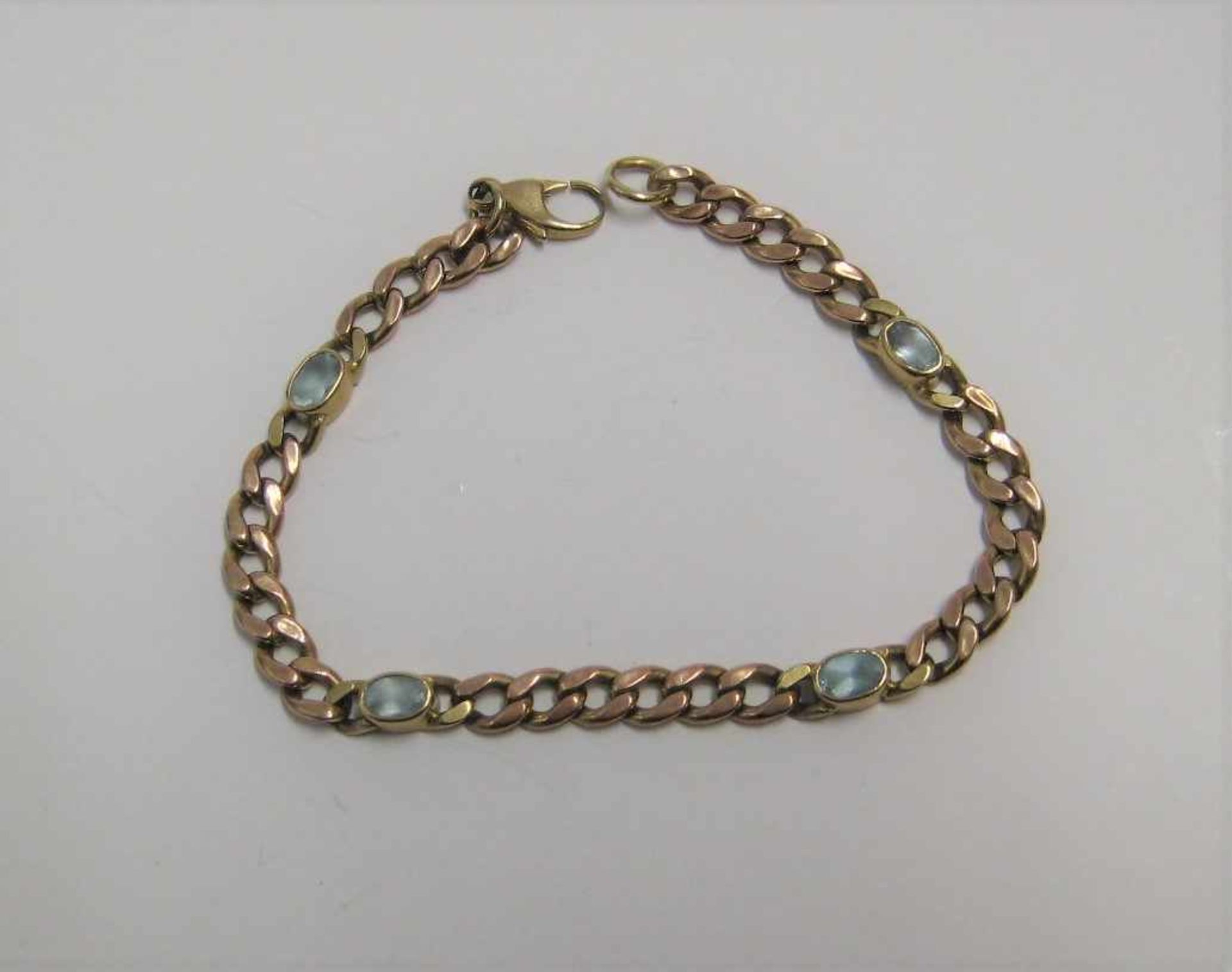 Panzerarmband mit 4 Aquamarinen, 333er Gelbgold, gepunzt, 6,7 g, teils gedellt, l 19,5 cm, b 0,5 cm.