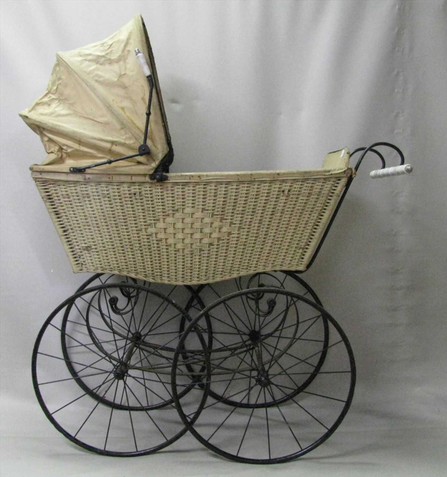 Puppenwagen, um 1900, 133 x 109 x 58 cm.- - -19.00 % buyer's premium on the hammer price19.00 %