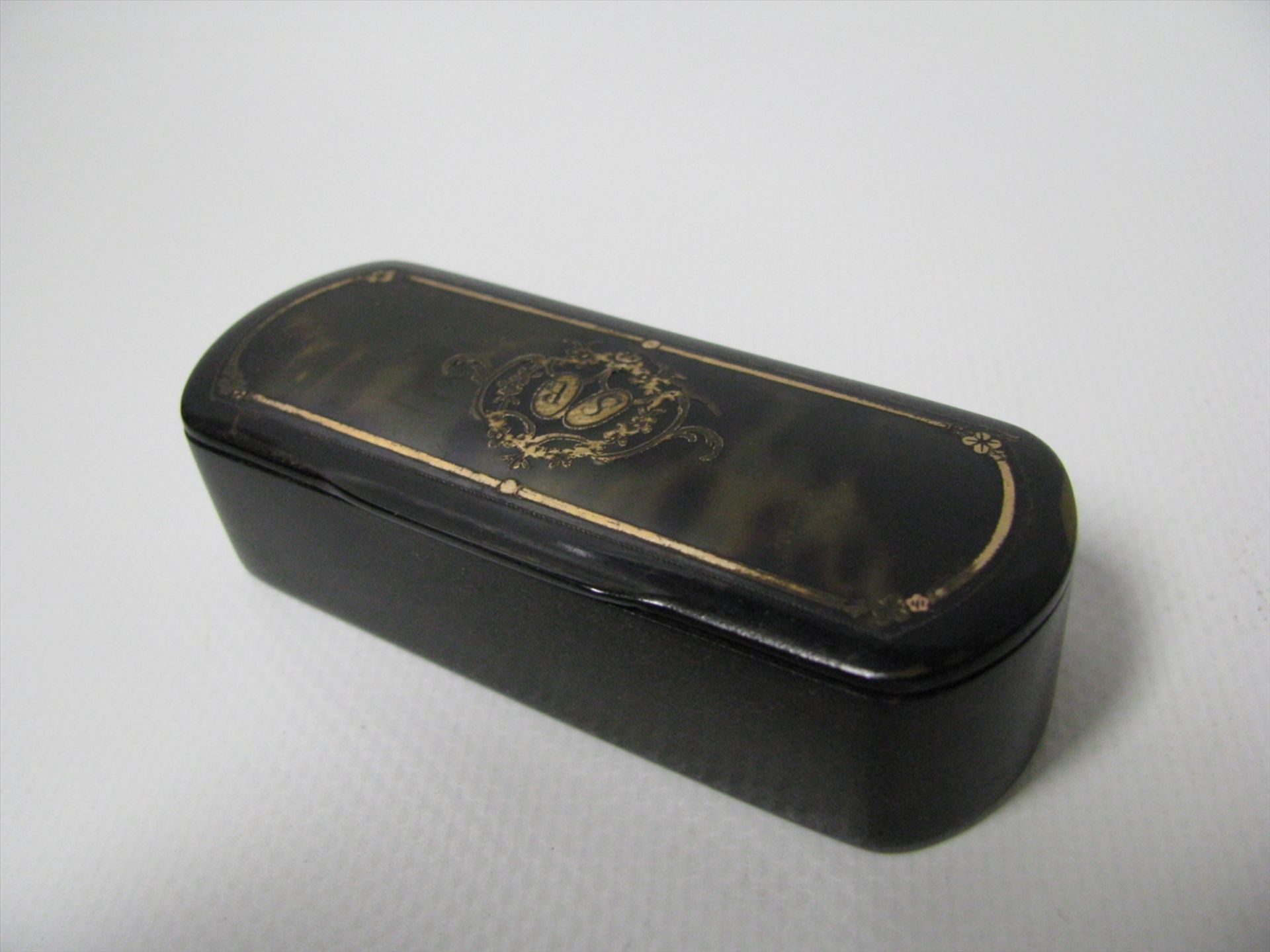 Schildpatt-Dose, um 1800, Schildpatt mit Goldintarsien, Monogrammgravur "SB", 3 kleine Best., 2,2