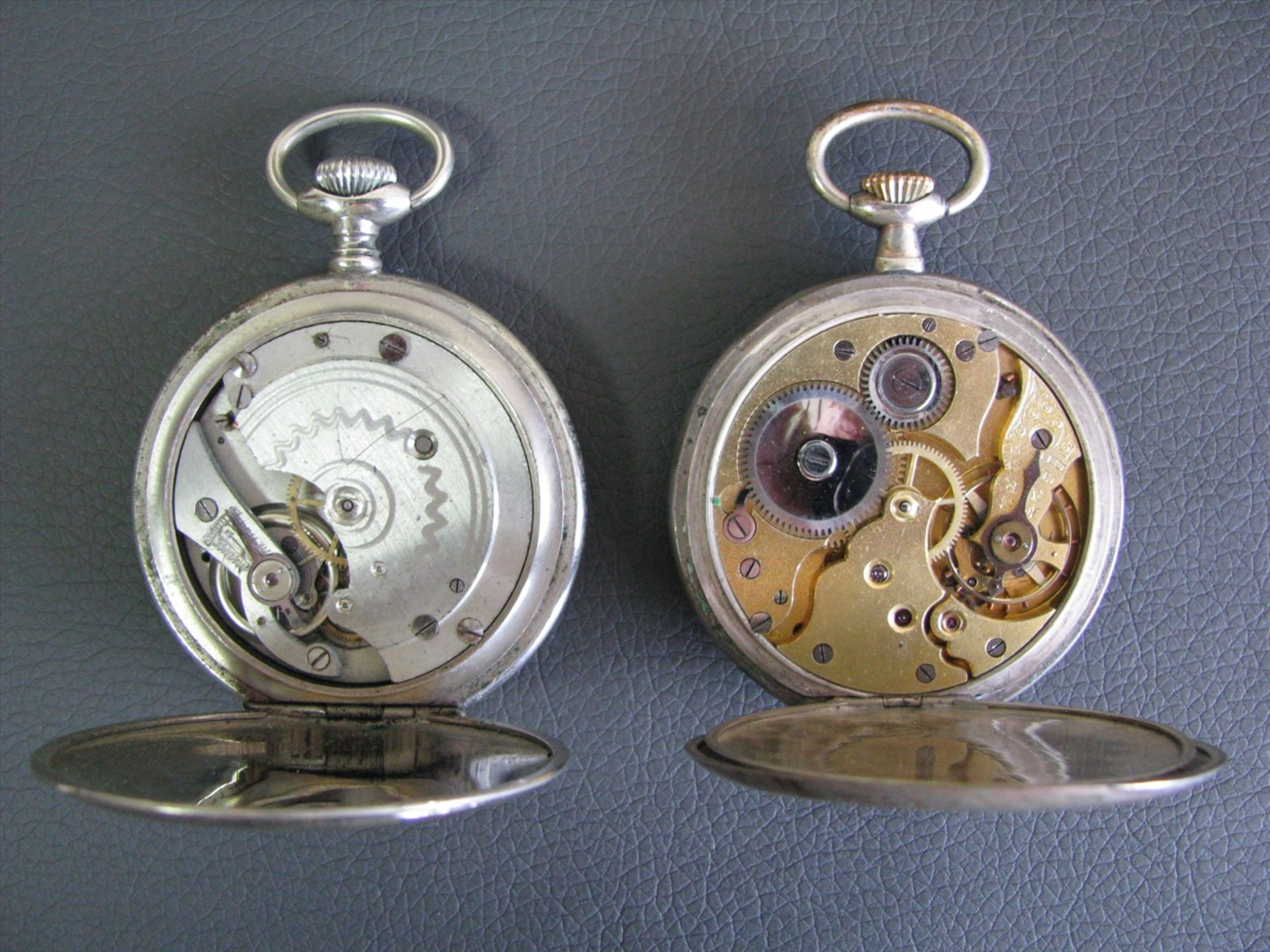 2 Taschenuhren, um 1900, 1 x Silbergehäuse, Kronenaufzug, 1 x intakt/1 x defekt, d 4,7/5 cm.- - - - Bild 3 aus 3