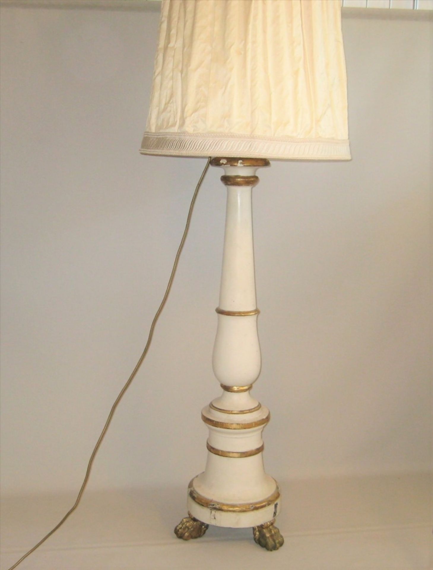 Stehlampe aus einem Kirchenkerzenleuchter gefertigt, 19. Jahrhundert, Holz Weiß und goldfarben