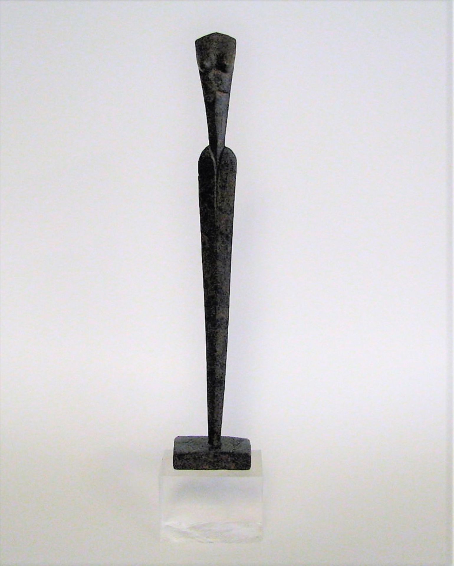 Scheurer, Volker, *1963, deutscher Bildhauer, tätig in Weil am Rhein,Weibliche Stele, Bronze