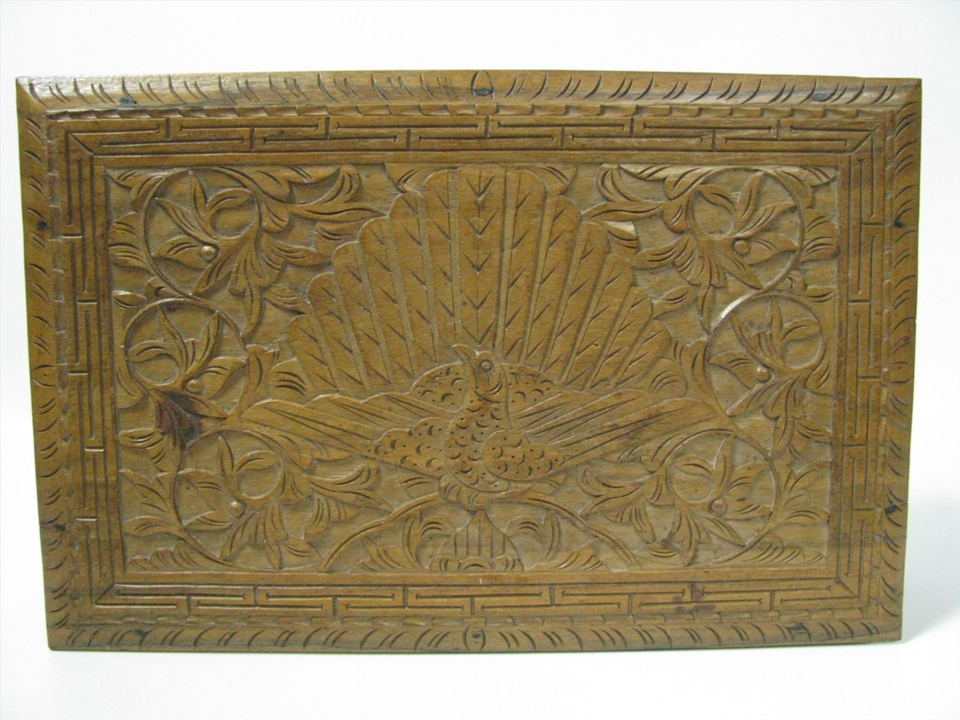 Schatulle, Indonesien, Edelholz fein beschnitzt, Scharniere min. ausgebrochen, 11 x 31,5 x 20 cm.- - - Bild 2 aus 2