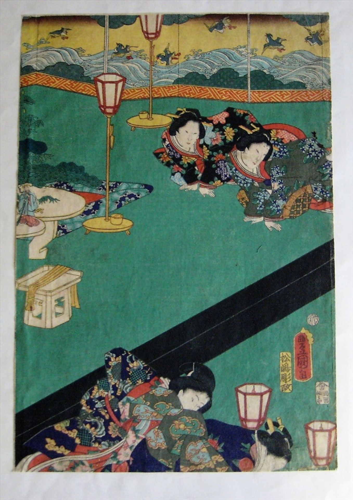 3 Farbholzschnitte, Japan, 19. Jahrhundert, Tryptichon, "Personen am Hof", sign., 35,5 x 24,5 cm, - Bild 3 aus 4