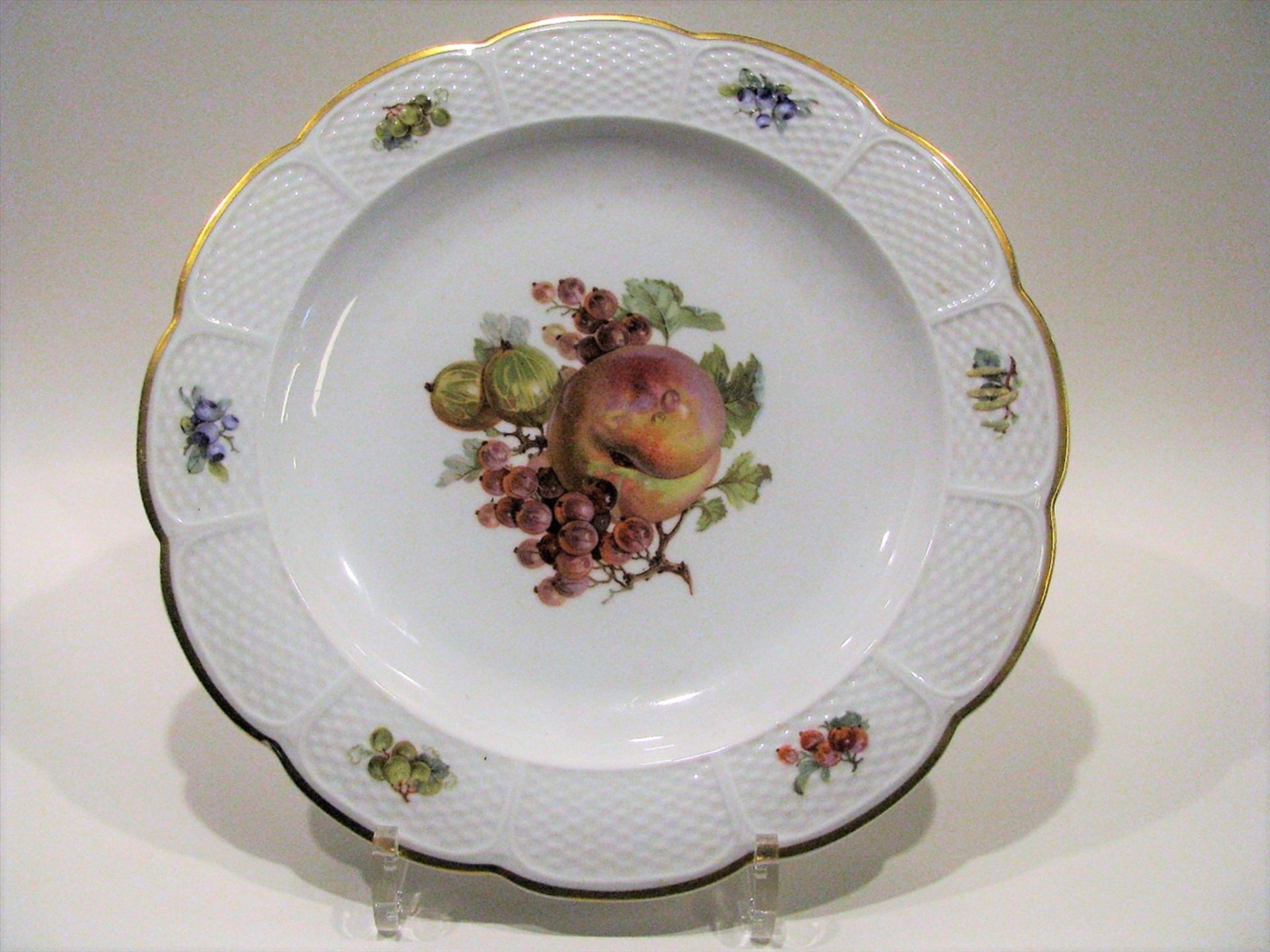Obstteller, Rosenthal, 1. Hälfte 20. Jahrhundert, Weißporzellan mit polychromem Obstdekor, Goldrand,