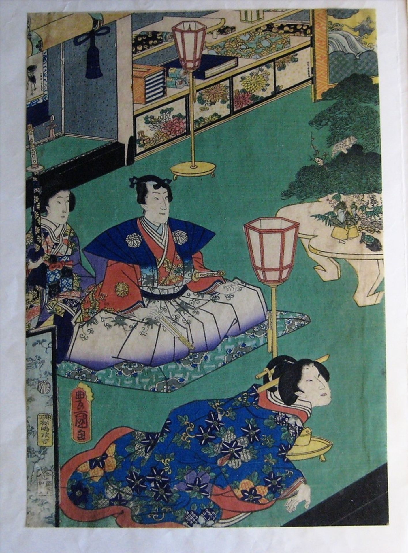 3 Farbholzschnitte, Japan, 19. Jahrhundert, Tryptichon, "Personen am Hof", sign., 35,5 x 24,5 cm, - Bild 2 aus 4
