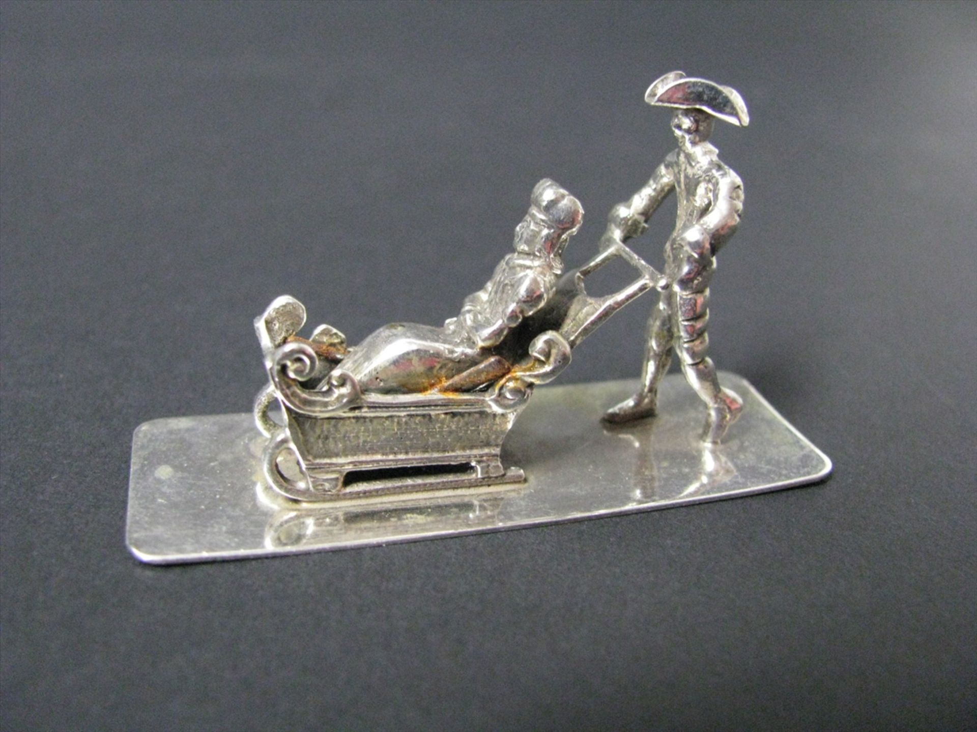 Miniatur, Die Schlittenfahrt, 835er Silber, gepunzt, 20,8 g, 3,5 x 2 x 5,5 cm.- - -19.00 % buyer's