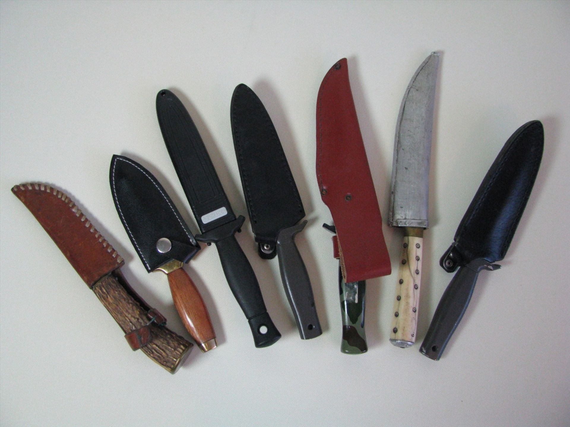 7 diverse Pfadfindermesser.- - -19.00 % buyer's premium on the hammer price19.00 % VAT on buyer's