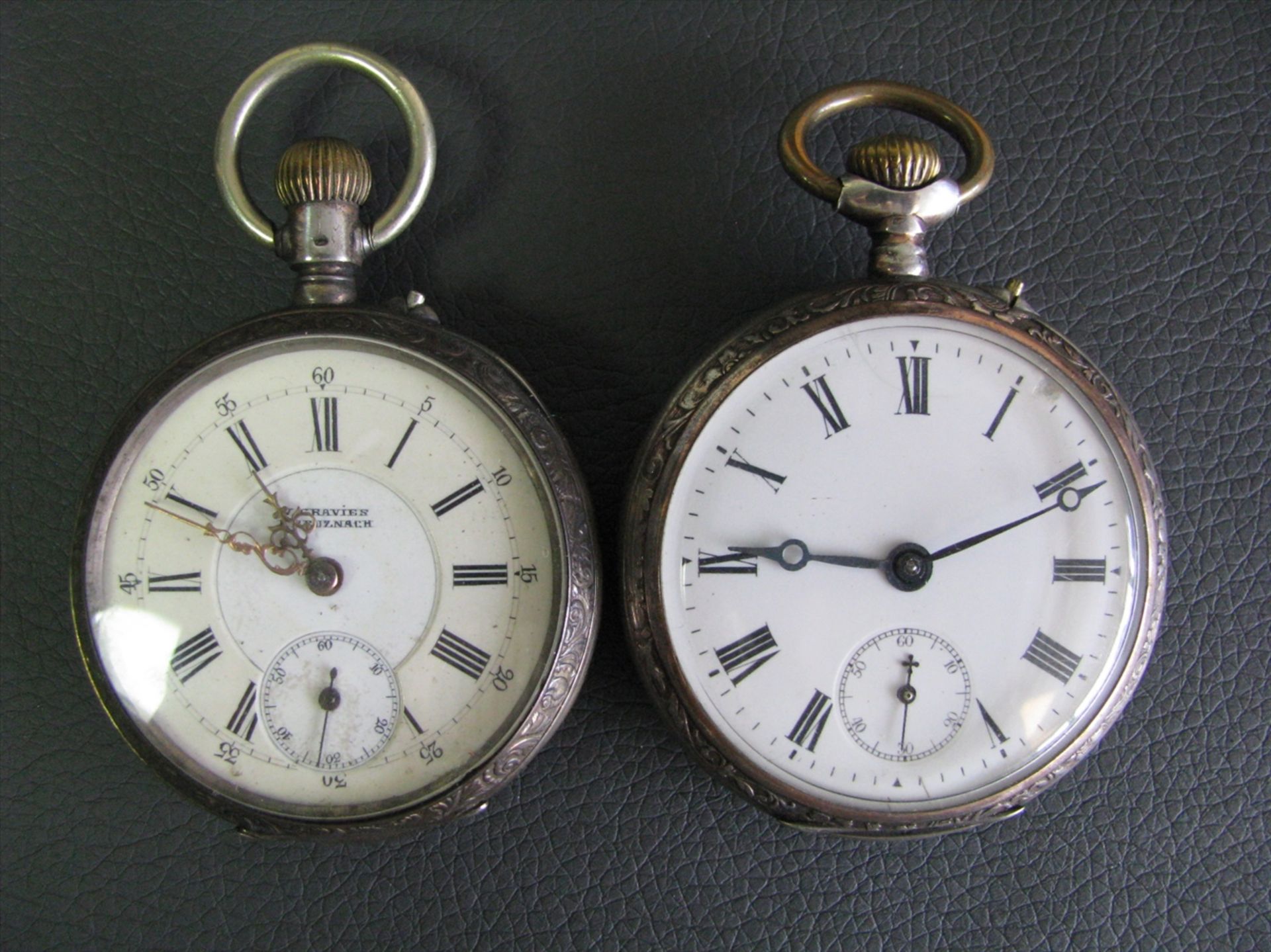 2 Taschenuhren, 19. Jahrhundert, Gehäuse Silber, Kronenaufzug, Werke laufen an, d 4,5/5 cm.- - -19.
