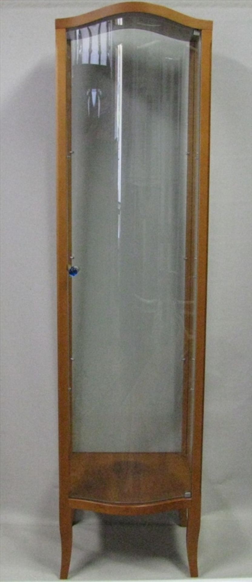 Vitrine, Kirschbaum massiv, allseitig verglast, gebogene Glastüre, 179 x 46 x 44 cm.- - -19.00 %