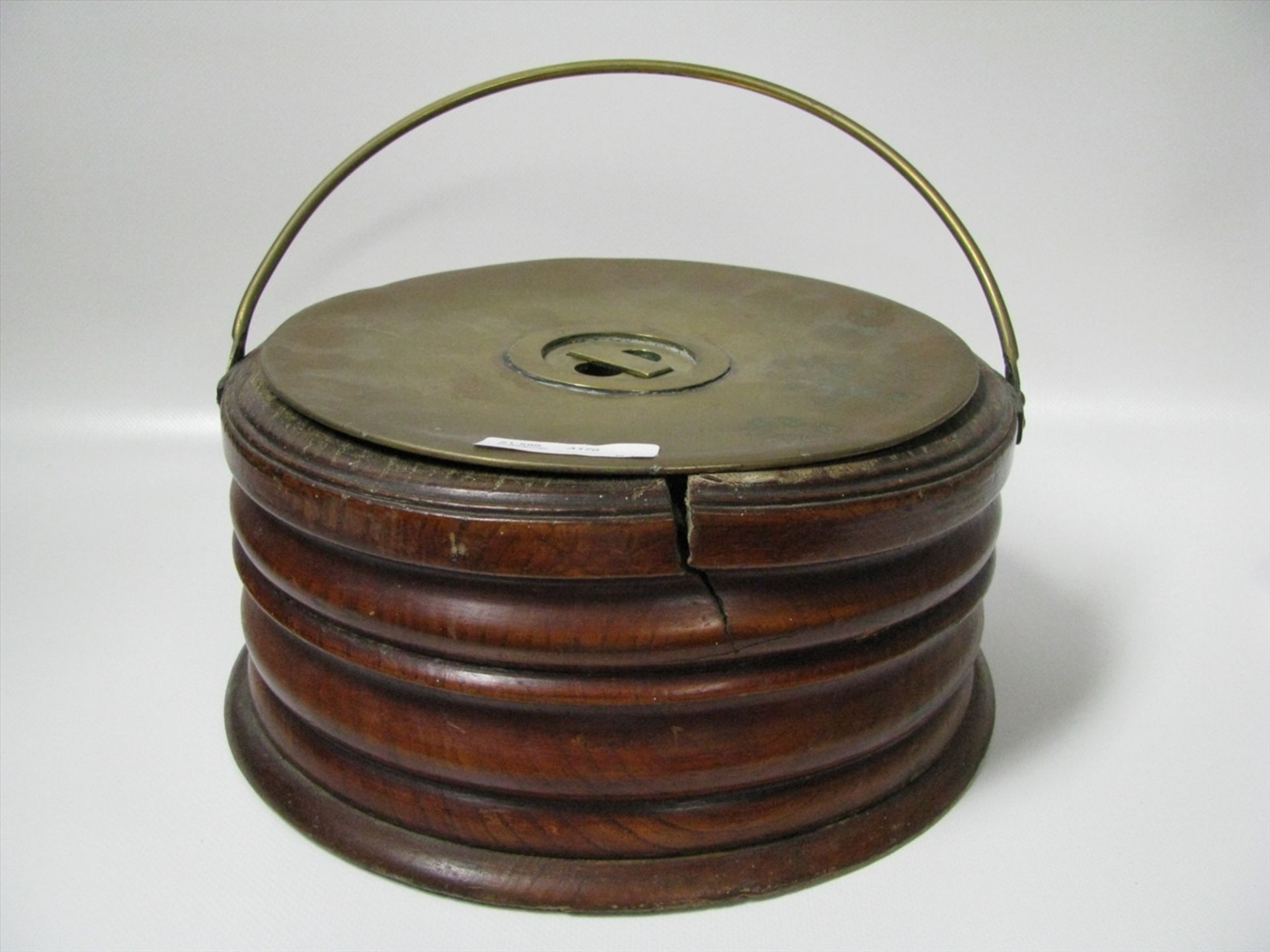 Antiker Fußwärmer, 19. Jahrhundert, Holz mit Kupfer- und Messingeinsatz, h 12,5 cm, d 26 cm.- - -