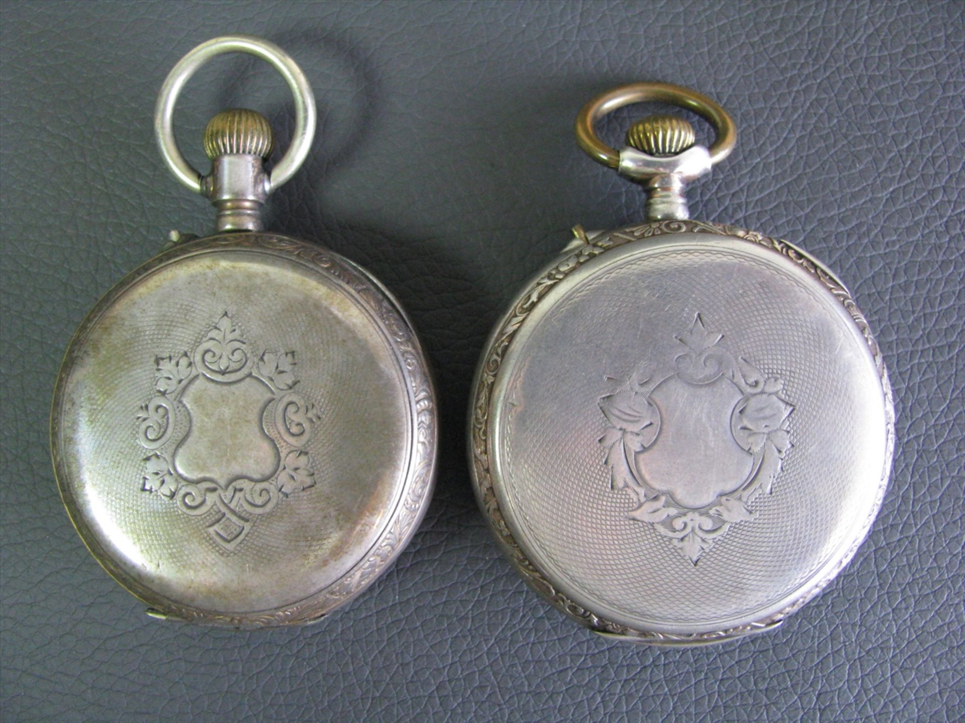2 Taschenuhren, 19. Jahrhundert, Gehäuse Silber, Kronenaufzug, Werke laufen an, d 4,5/5 cm.- - -19. - Bild 2 aus 3