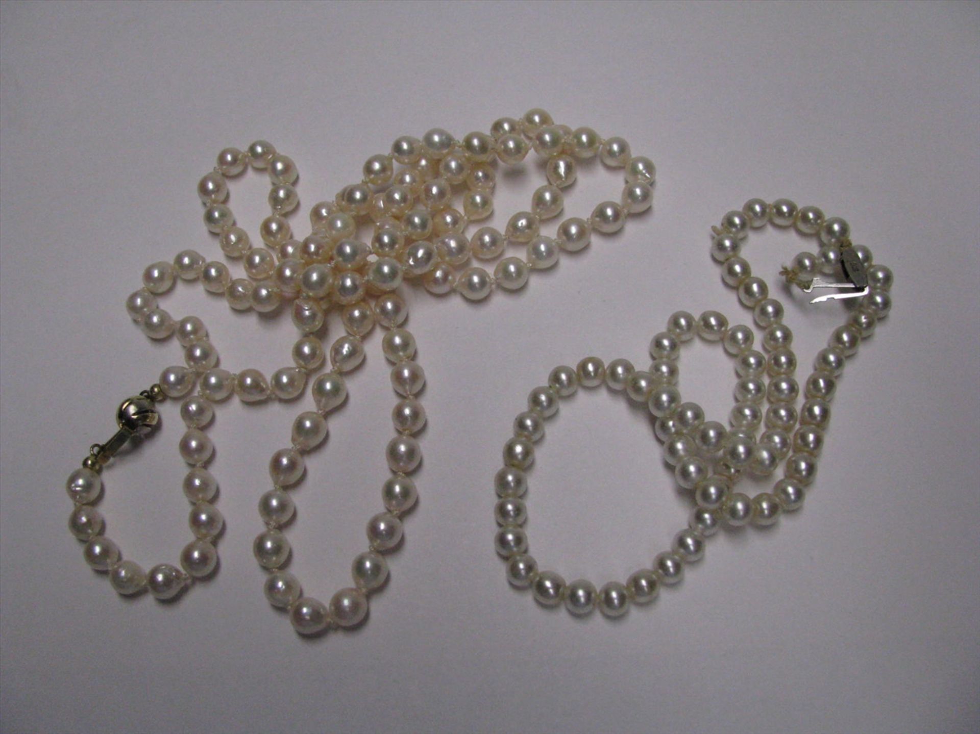 2 Perlenketten, 585er Gelbgold-/Silberschließe, gepunzt, l 92/42 cm.- - -19.00 % buyer's premium