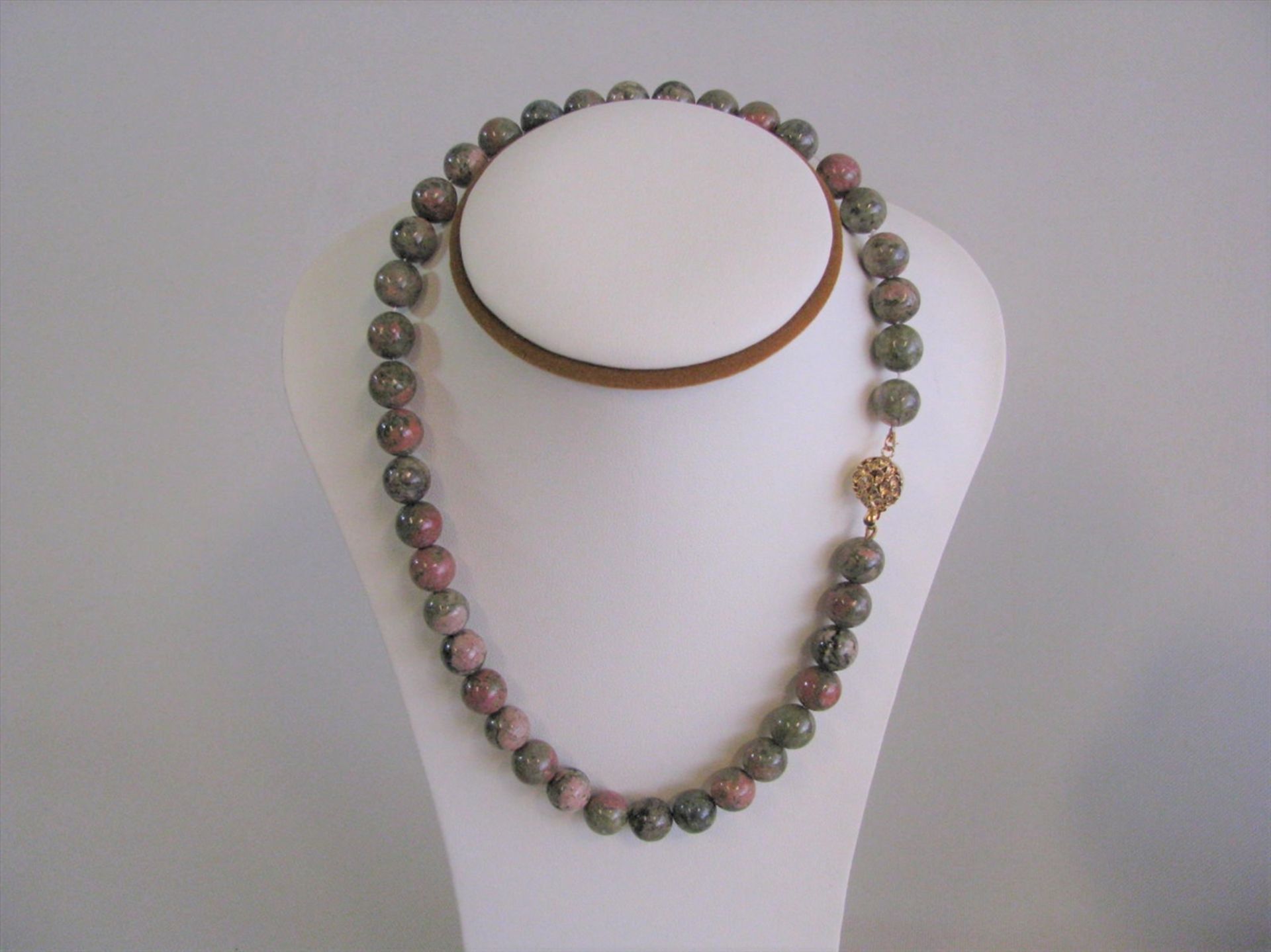 Unakit-Perlenkette, vergoldete Schließe, l 44 cm, d 1 cm.- - -19.00 % buyer's premium on the