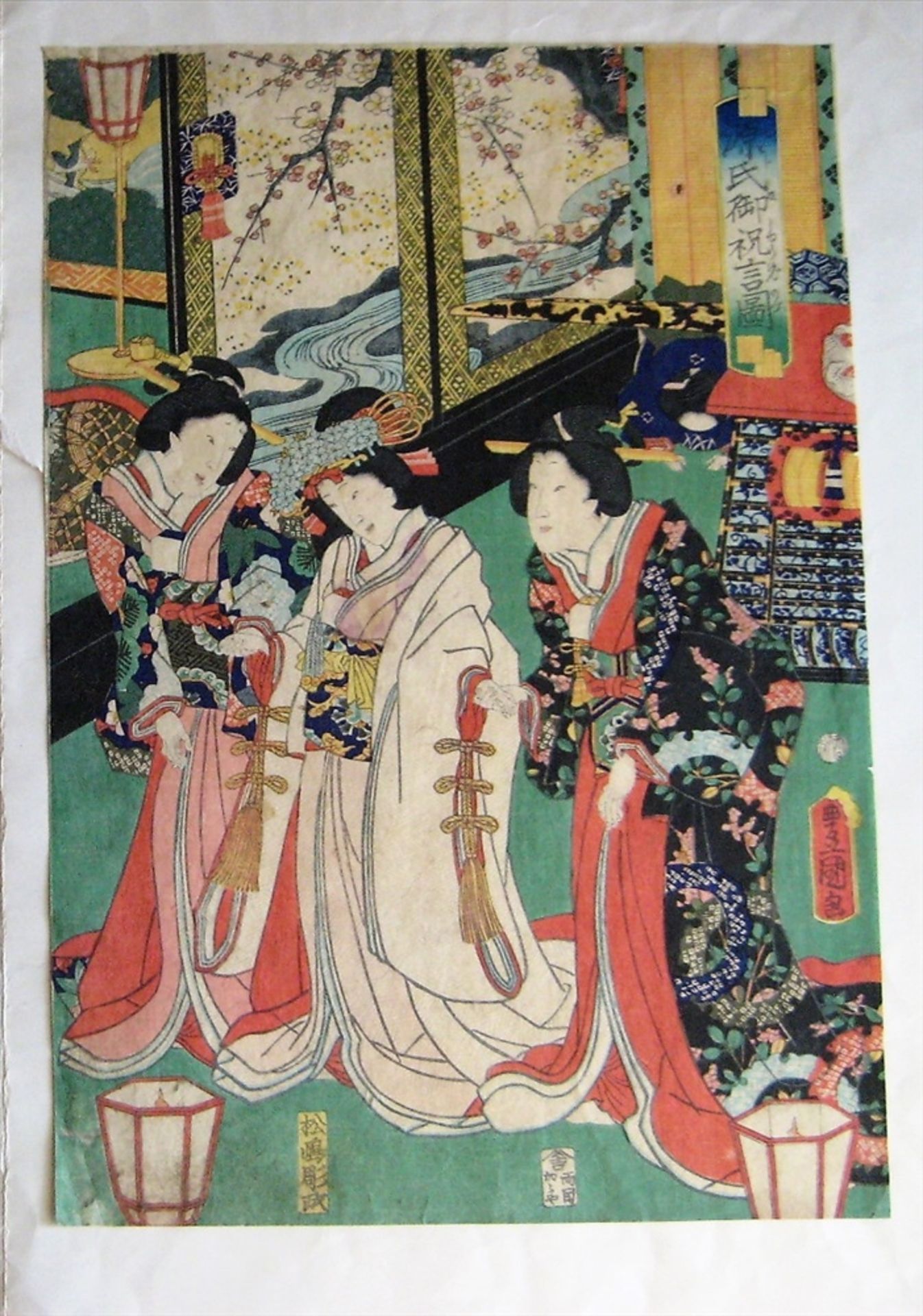3 Farbholzschnitte, Japan, 19. Jahrhundert, Tryptichon, "Personen am Hof", sign., 35,5 x 24,5 cm, - Bild 4 aus 4