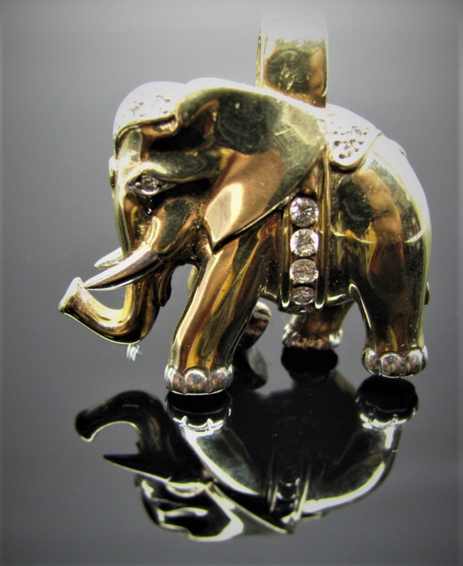 Clip-Anhänger in Form eines Elefanten, 10 Diamanten, zus.ca. 0,25 ct, 585er Gelb- und Weißgold,