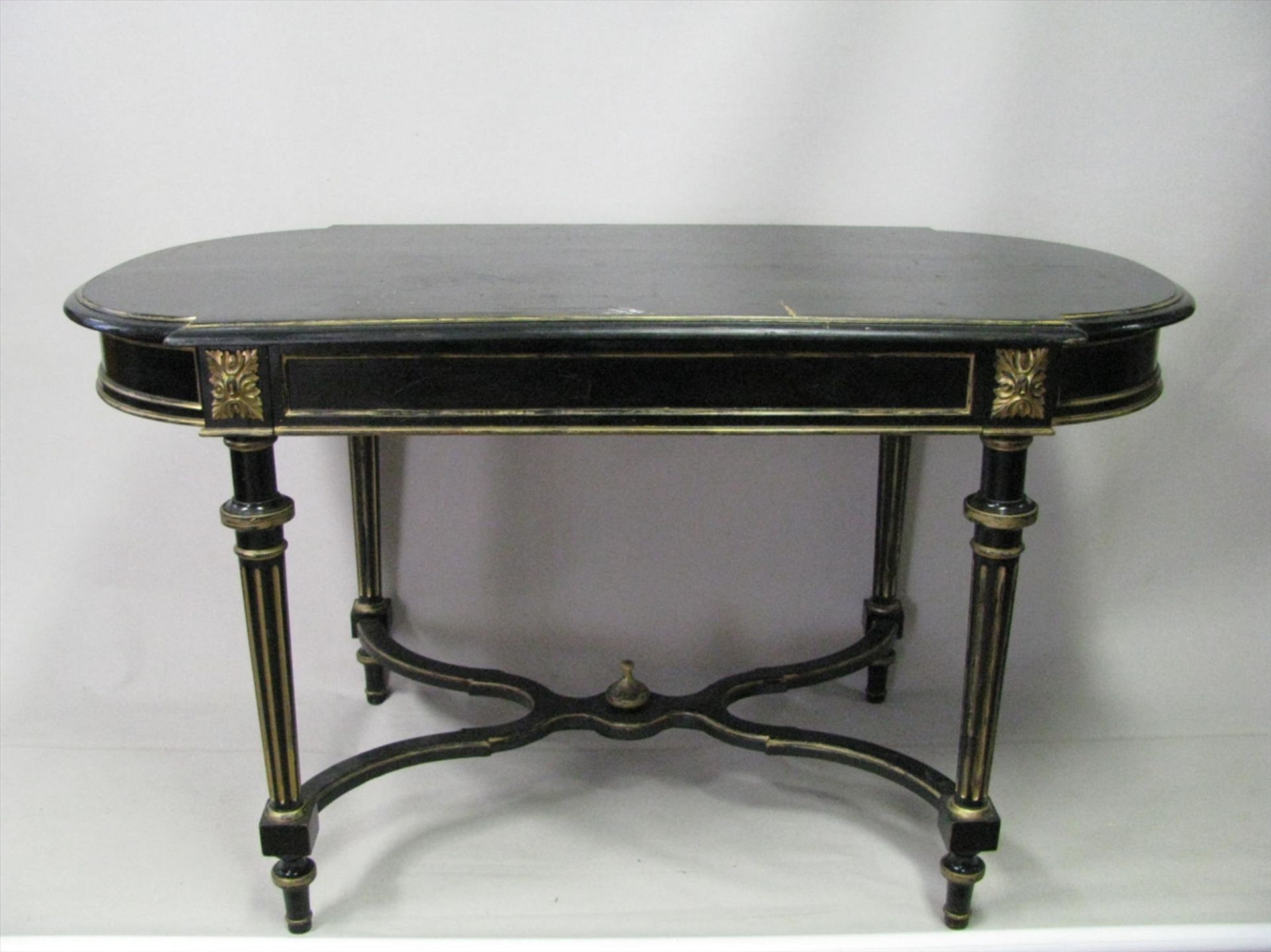 Tisch, Frankreich, 19. Jahrhundert, Holz geschwärzt, teilvergoldet, 73 x 68 x 132 cm.- - -19.00 %