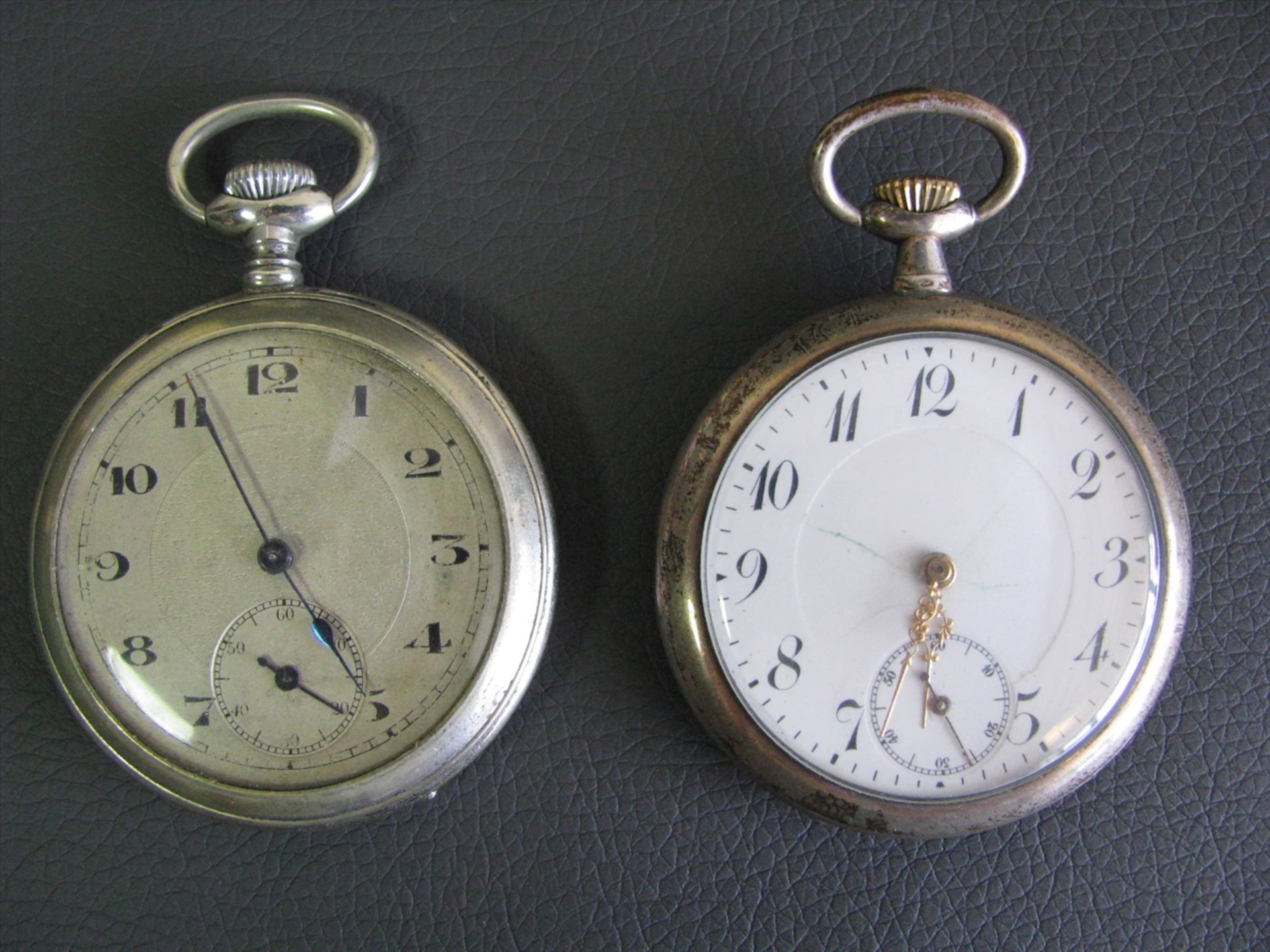 2 Taschenuhren, um 1900, 1 x Silbergehäuse, Kronenaufzug, 1 x intakt/1 x defekt, d 4,7/5 cm.- - -