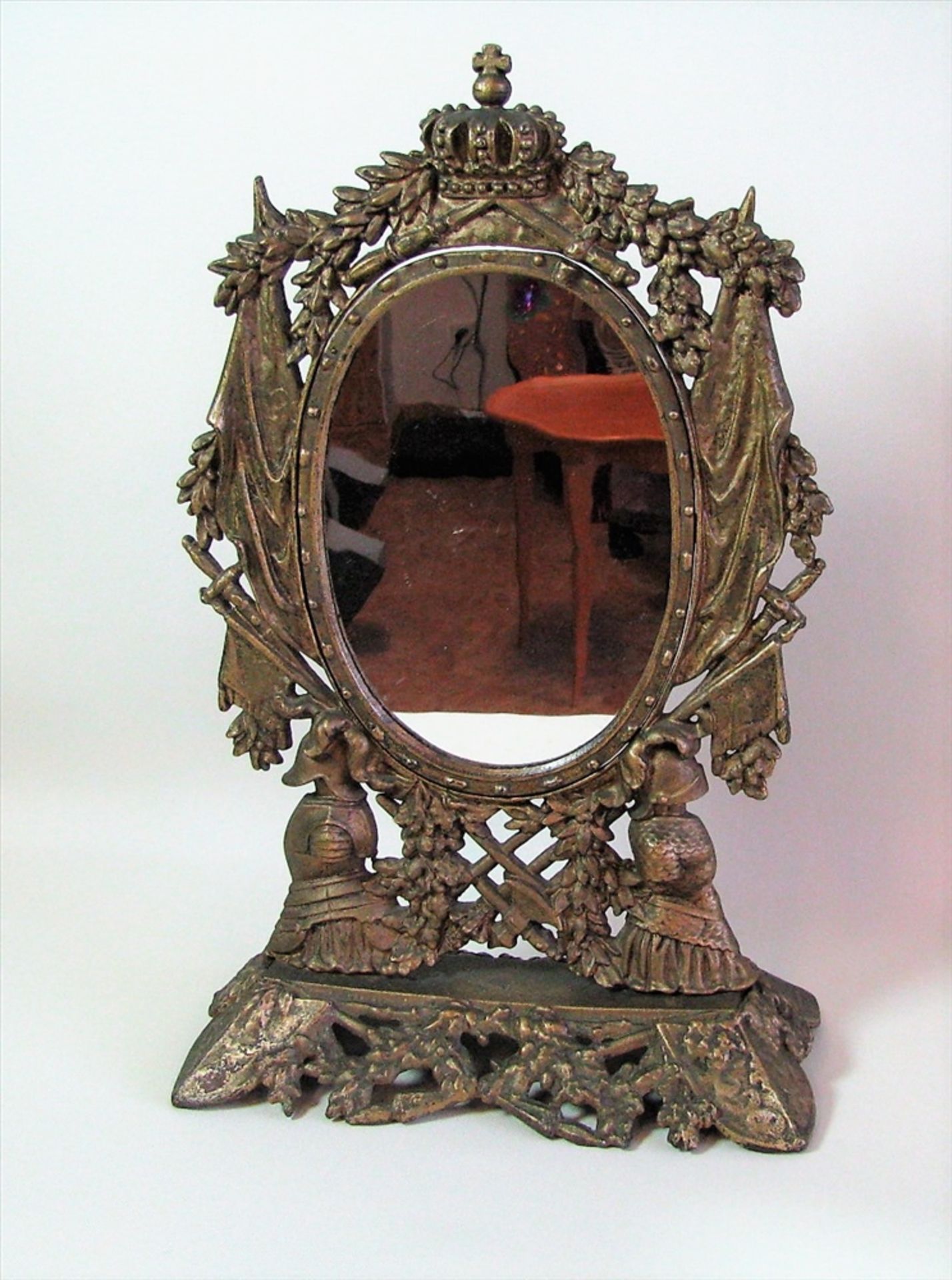 Tischspiegel mit kaiserlichen Attributen, um 1900, Gusseisen vergoldet, 52 x 33 x 16 cm.- - -19.00 %