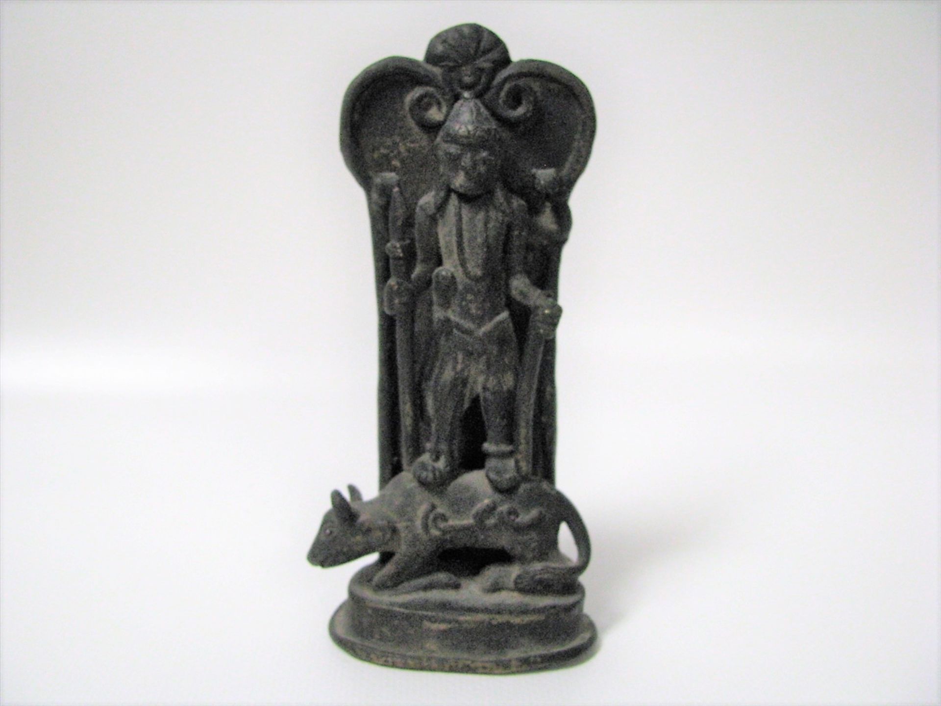 Stehender Heiliger auf Ochsen, Tibet/Nepal, wohl um 1900, Bronze, 14 x 7 x 3,5 cm.- - -19.00 %