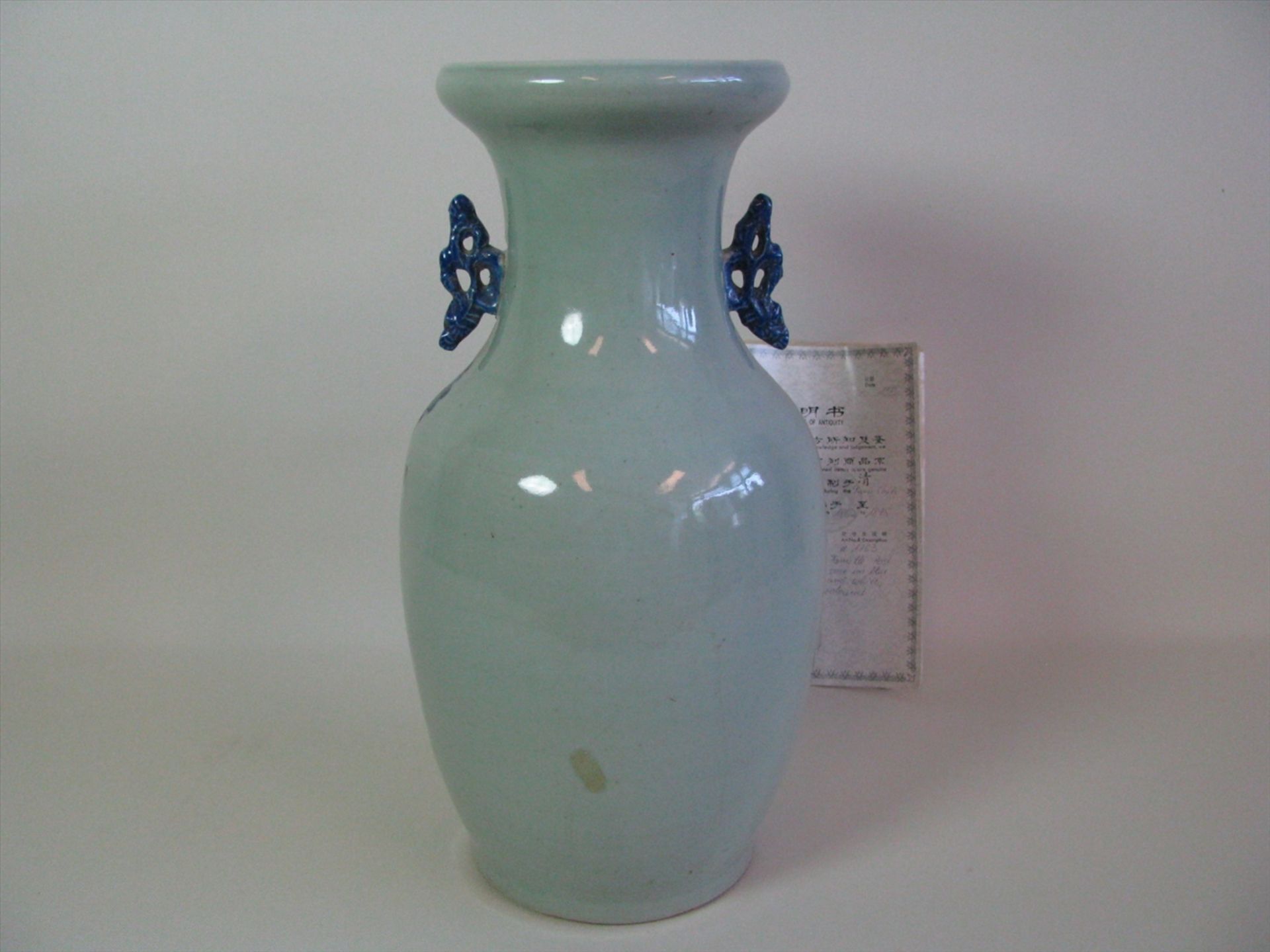 Vase, China, Ching Dynastie, Famille Rose, 1862 - 1875, Porzellan mit polychromer Blütenbemalung, - Bild 2 aus 3