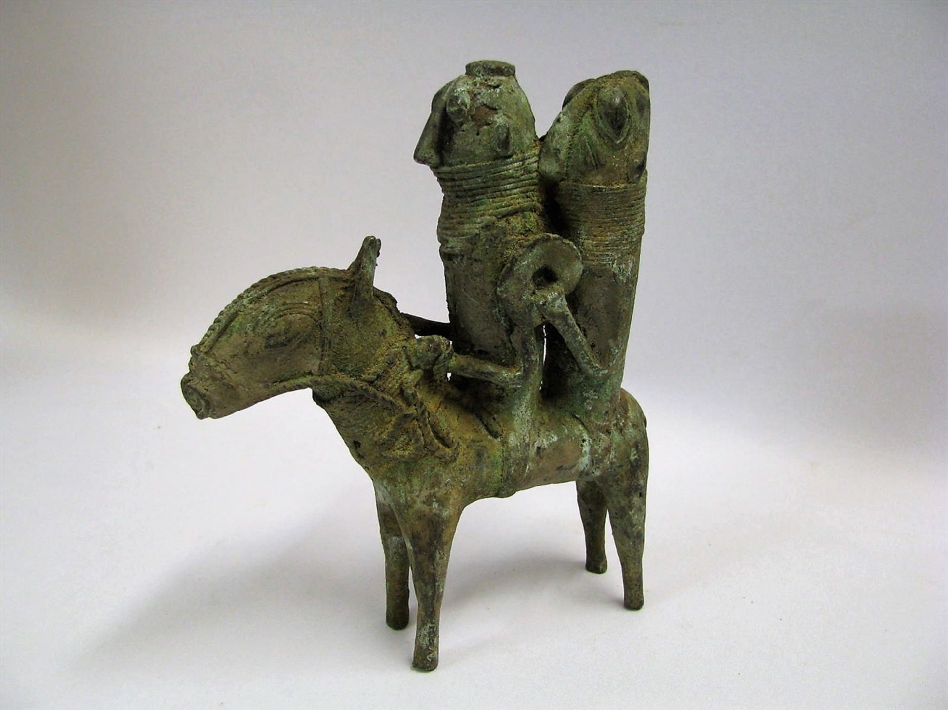 Zwei Reiter auf Esel, Afrika, Benin, Bronze oxidiert, 19 x 16 x 4,5 cm.- - -19.00 % buyer's