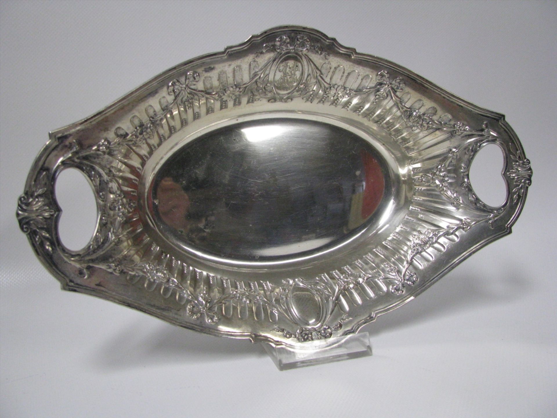 Henkelschale, um 1900, 800er Silber, Monogrammgravur, 266 g, 7 x 32 x 20 cm.- - -19.00 % buyer's - Image 2 of 2