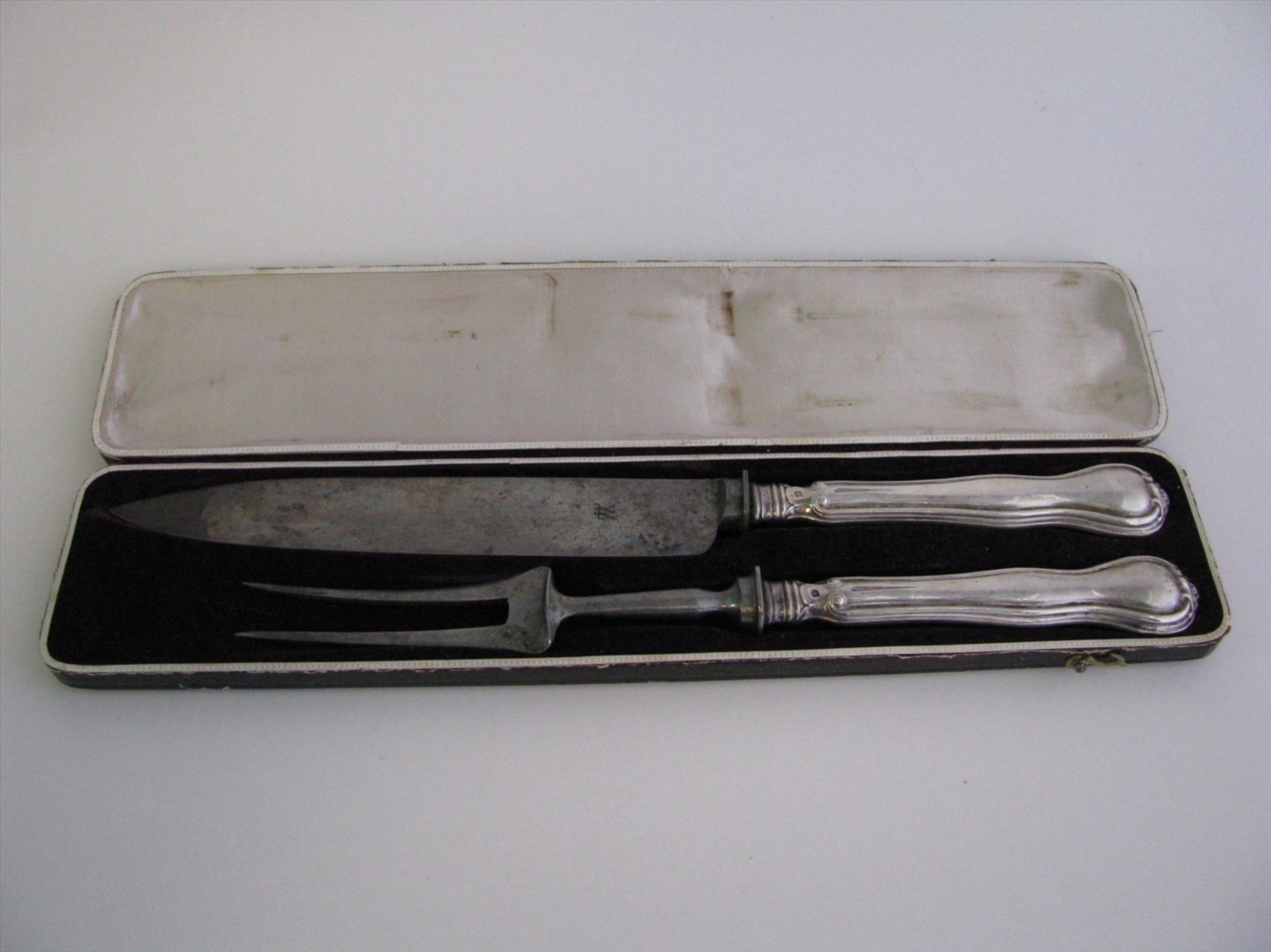 Tranchierbesteck, 19. Jahrhundert, Silbergriffe, Originaletui, l 30 cm.- - -19.00 % buyer's