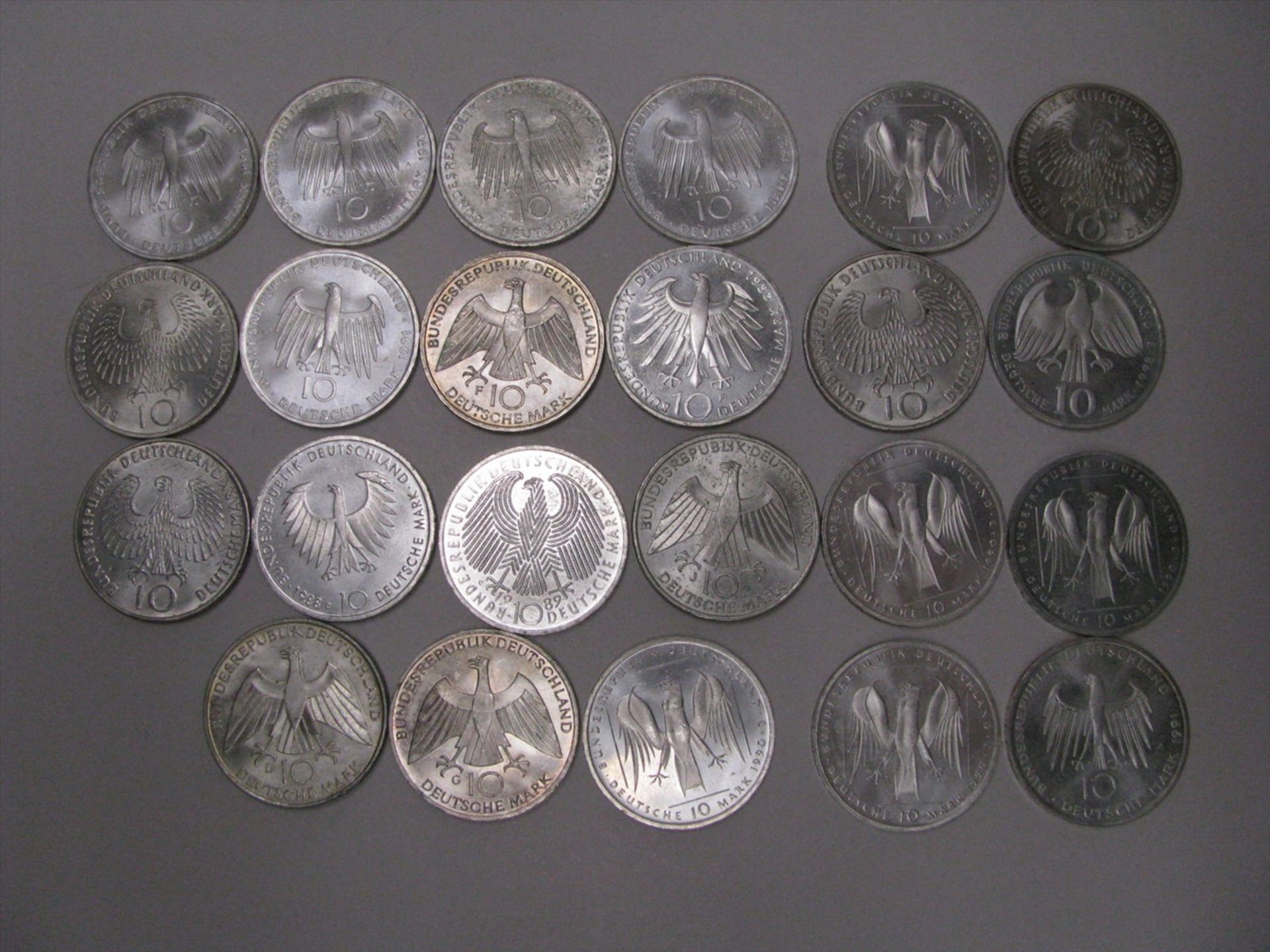 23 10-Mark-Gedenkmünzen, Silber, 356 g, d 3,2 cm.- - -19.00 % buyer's premium on the hammer - Bild 2 aus 2
