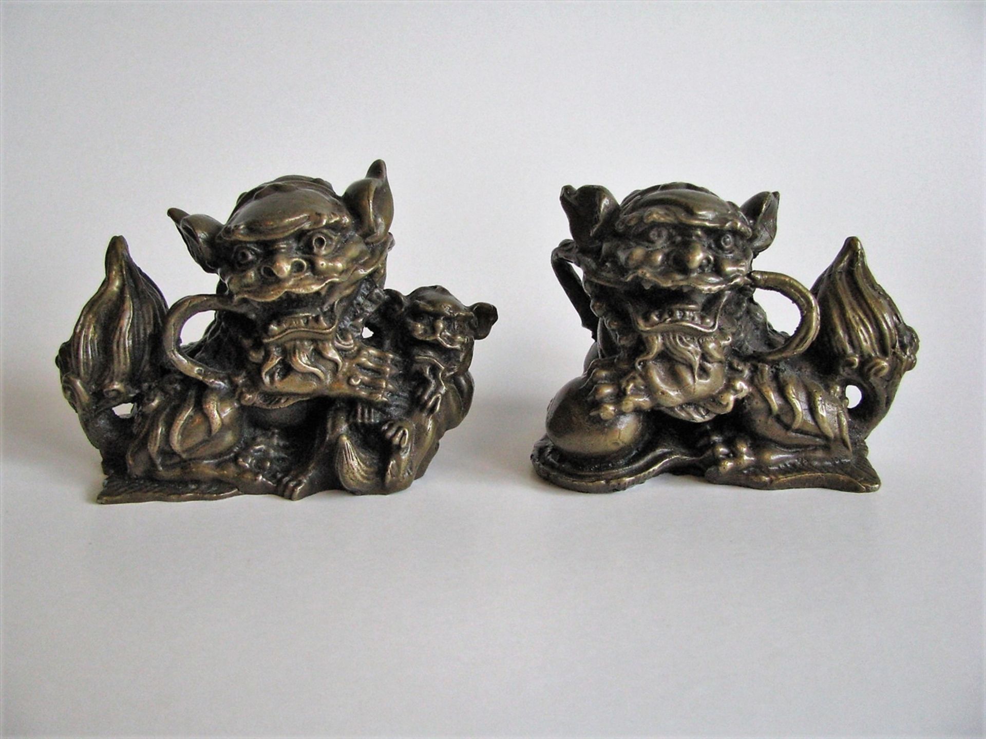 Paar Wächterlöwen, China, Bronze, 20. Jahrhundert, 6,5 x 8,5 x 4,5 cm.- - -19.00 % buyer's premium