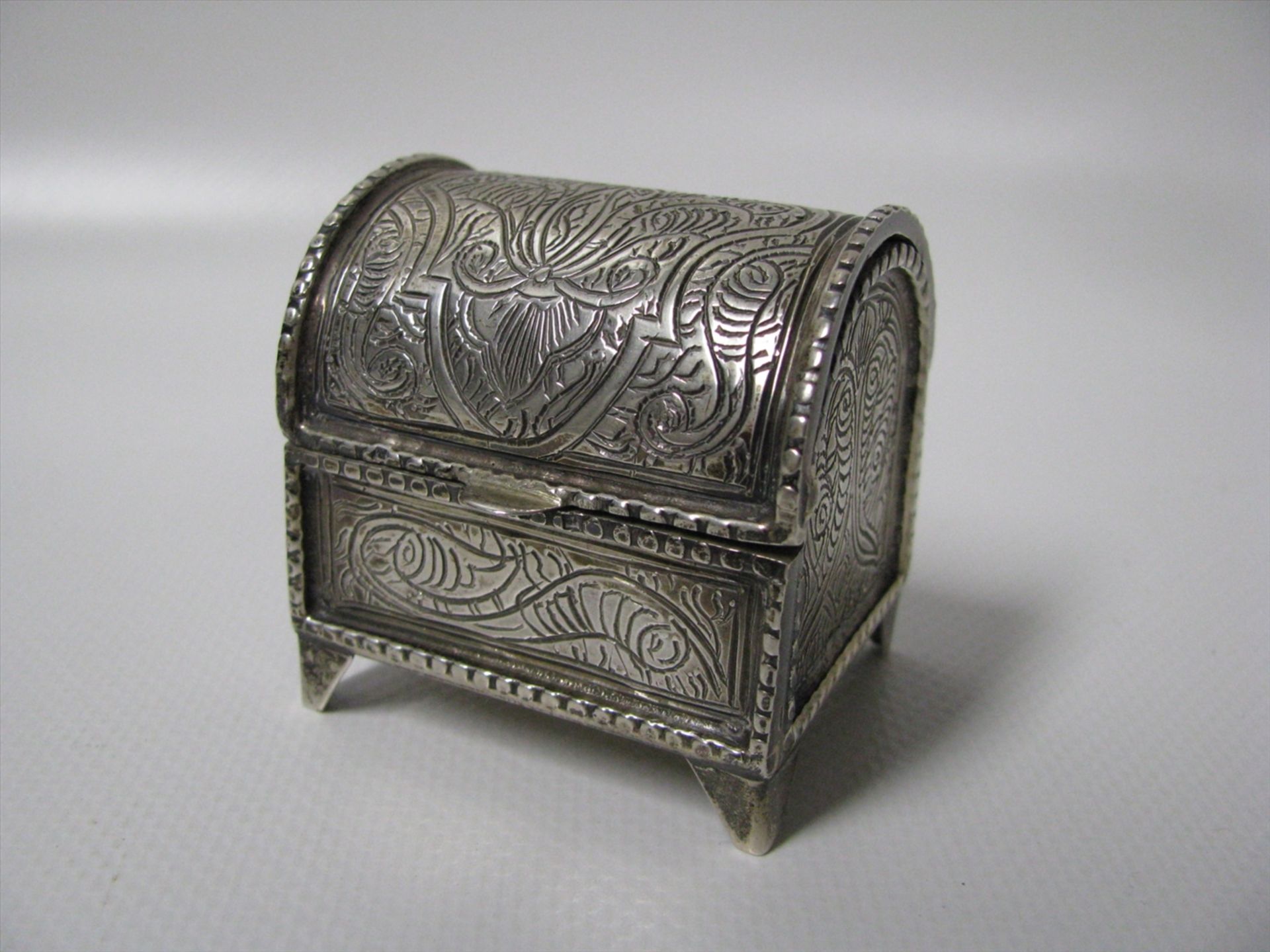 Miniatur-Truhe, 800er Silber, gepunzt, 82 g, reich ziseliert, 5,2 x 5 x 4,3 cm.- - -19.00 % buyer'