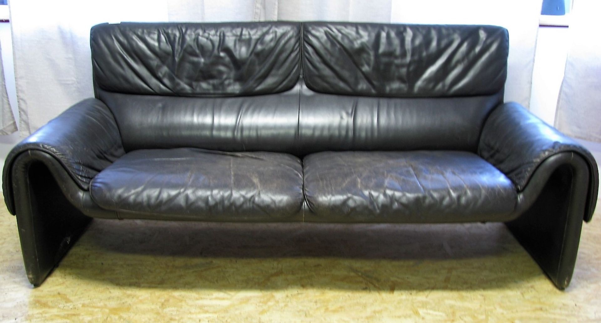 Designer-Sofa, De Sede, Modell DS 2011, Zweisitzer, schwarzes Leder, 81 x 190 x 80 cm.- - -19.00 %